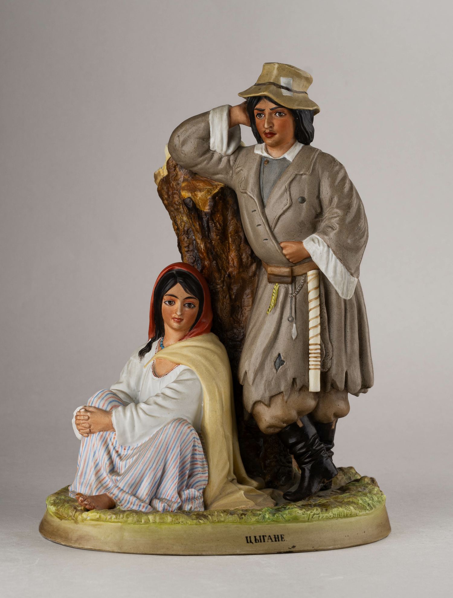 (Гарднер. Кузнецов. Народы России) Скульптура «Цыгане».  Россия,  завод Гарднера сразу после продажи  Товариществу М.С. Кузнецова, 1880-1890 годы.