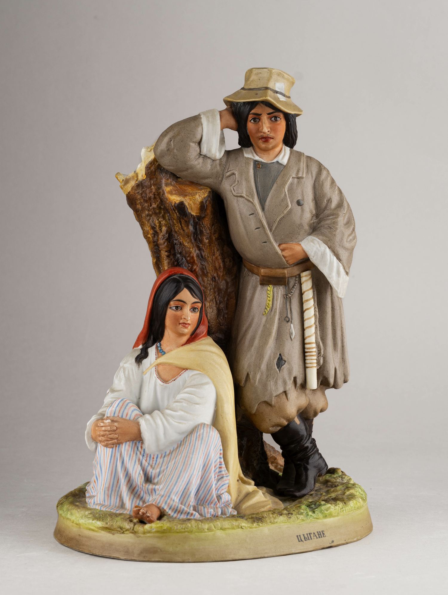 (Гарднер. Кузнецов. Народы России) Скульптура «Цыгане».  Россия,  завод Гарднера сразу после продажи  Товариществу М.С. Кузнецова, 1880-1890 годы.