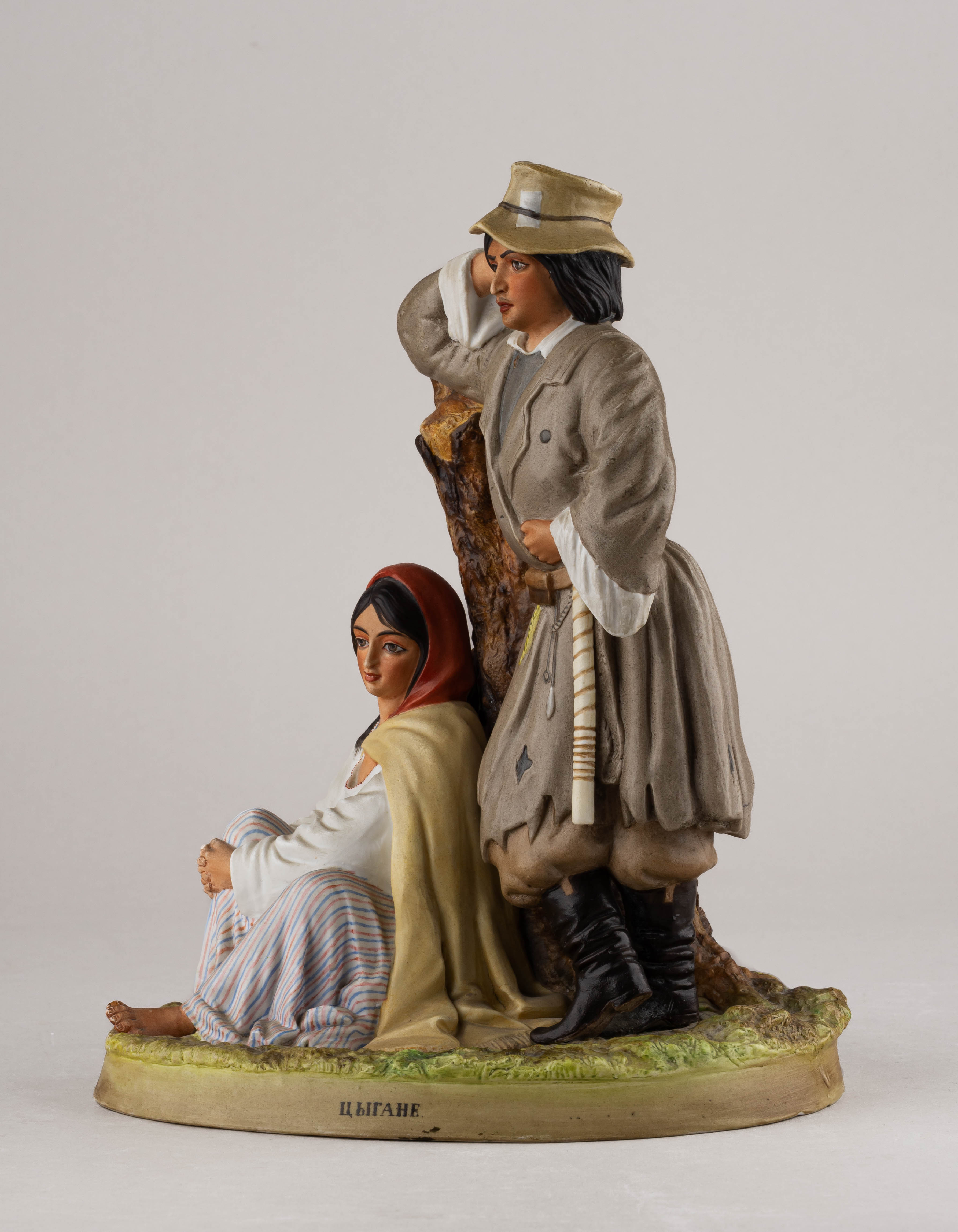 (Гарднер. Кузнецов. Народы России) Скульптура «Цыгане».  Россия,  завод Гарднера сразу после продажи  Товариществу М.С. Кузнецова, 1880-1890 годы.