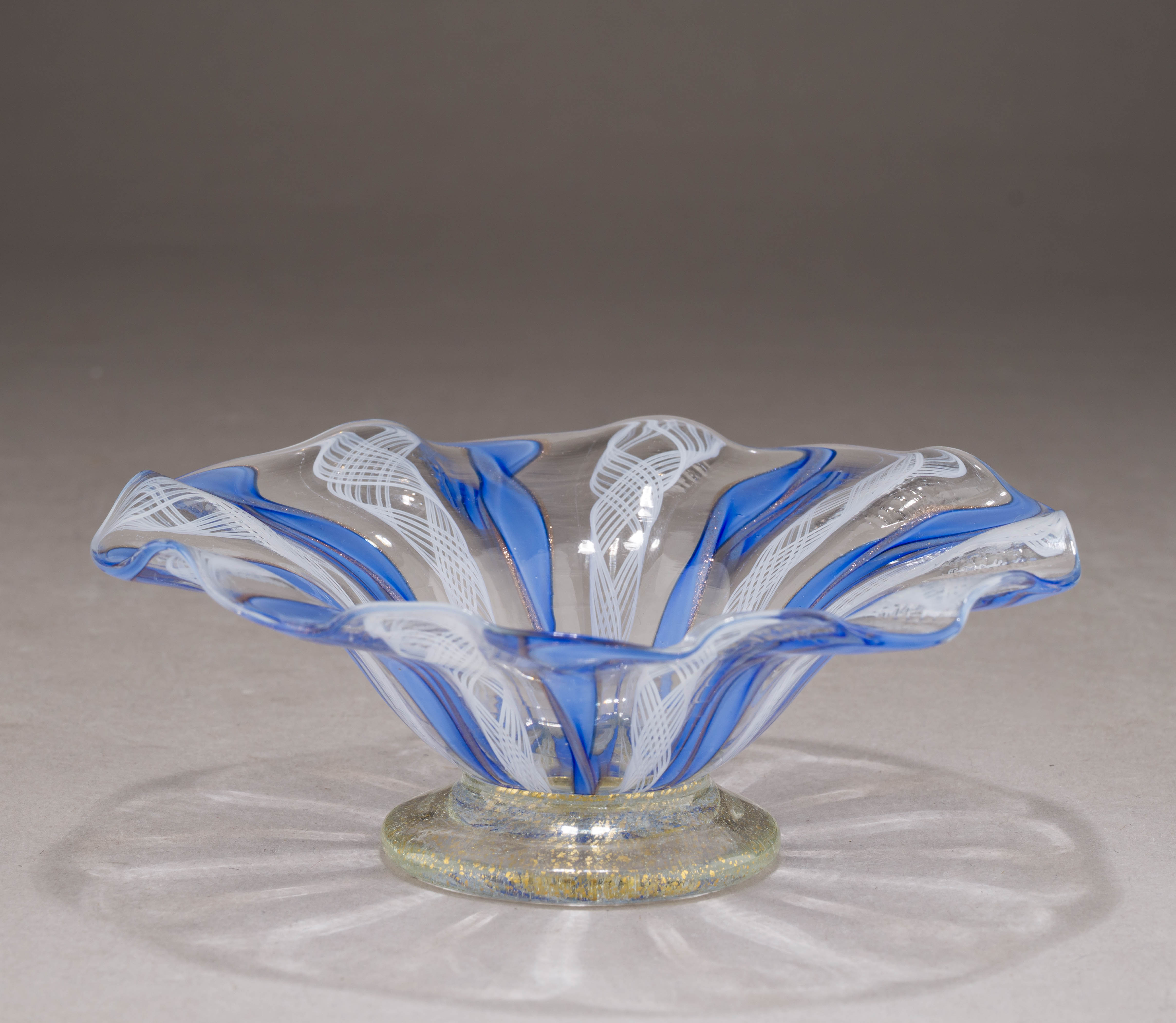 Вазочка с венецианской нитью, голубыми лентами и вкраплениями авантюрина. Италия, Мурано, вторая половина XX века.