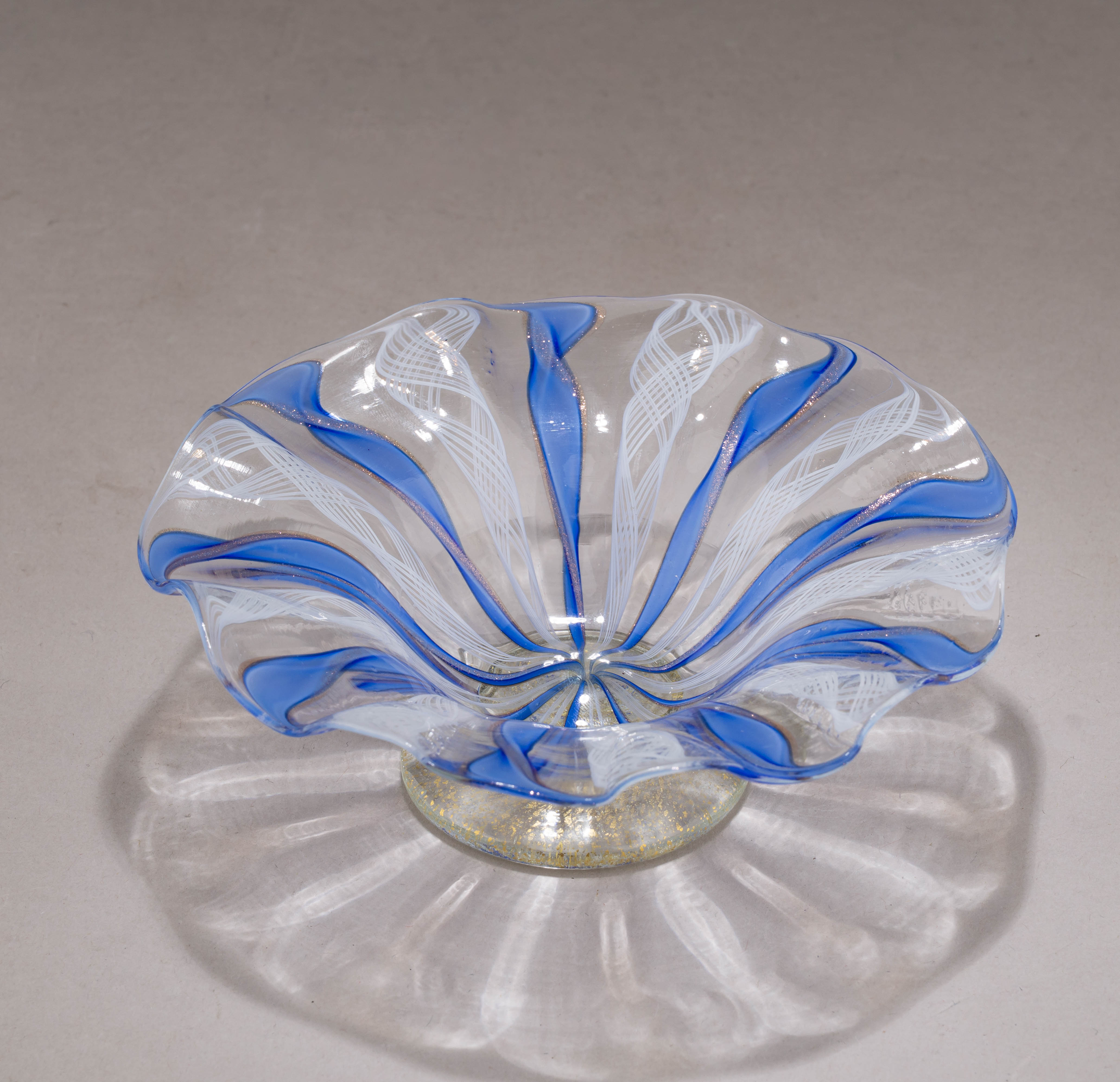 Вазочка с венецианской нитью, голубыми лентами и вкраплениями авантюрина. Италия, Мурано, вторая половина XX века.