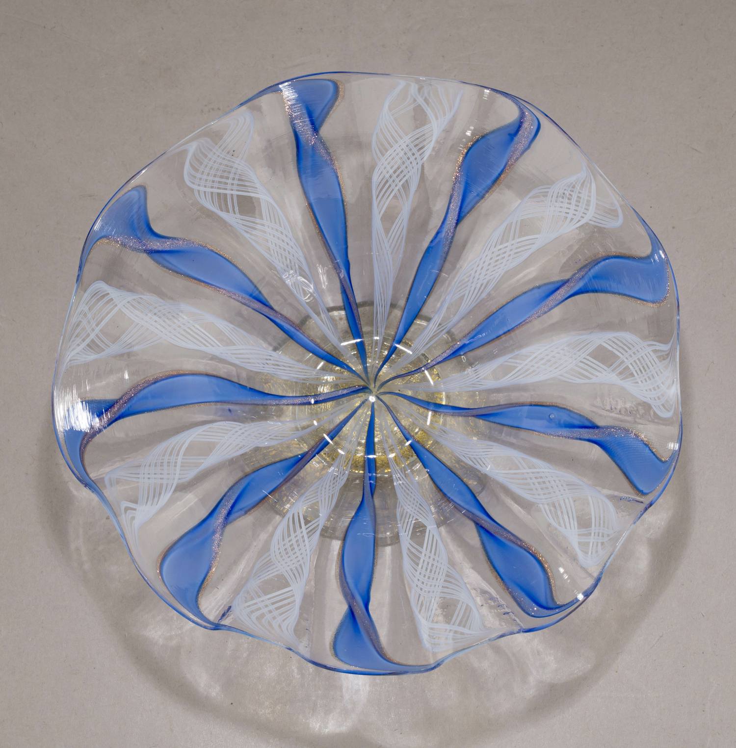 Вазочка с венецианской нитью, голубыми лентами и вкраплениями авантюрина. Италия, Мурано, вторая половина XX века.