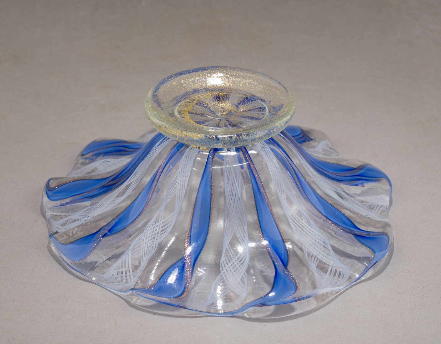 Вазочка с венецианской нитью, голубыми лентами и вкраплениями авантюрина. Италия, Мурано, вторая половина XX века.