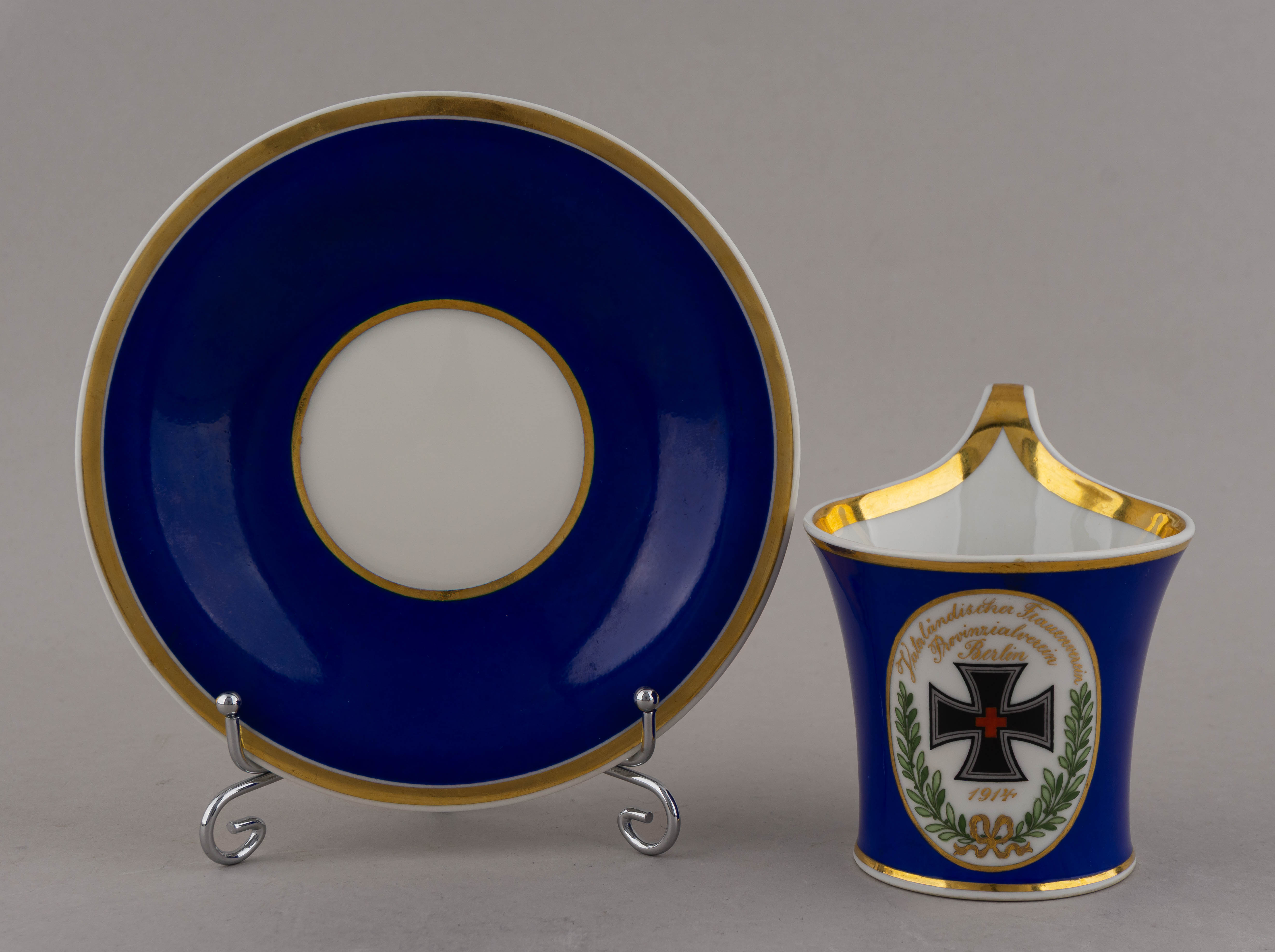 Чайная пара с изображением
женского креста «за заслуги». Германия, Берлин, Королевская фарфоровая мануфактура KPM, 1914.