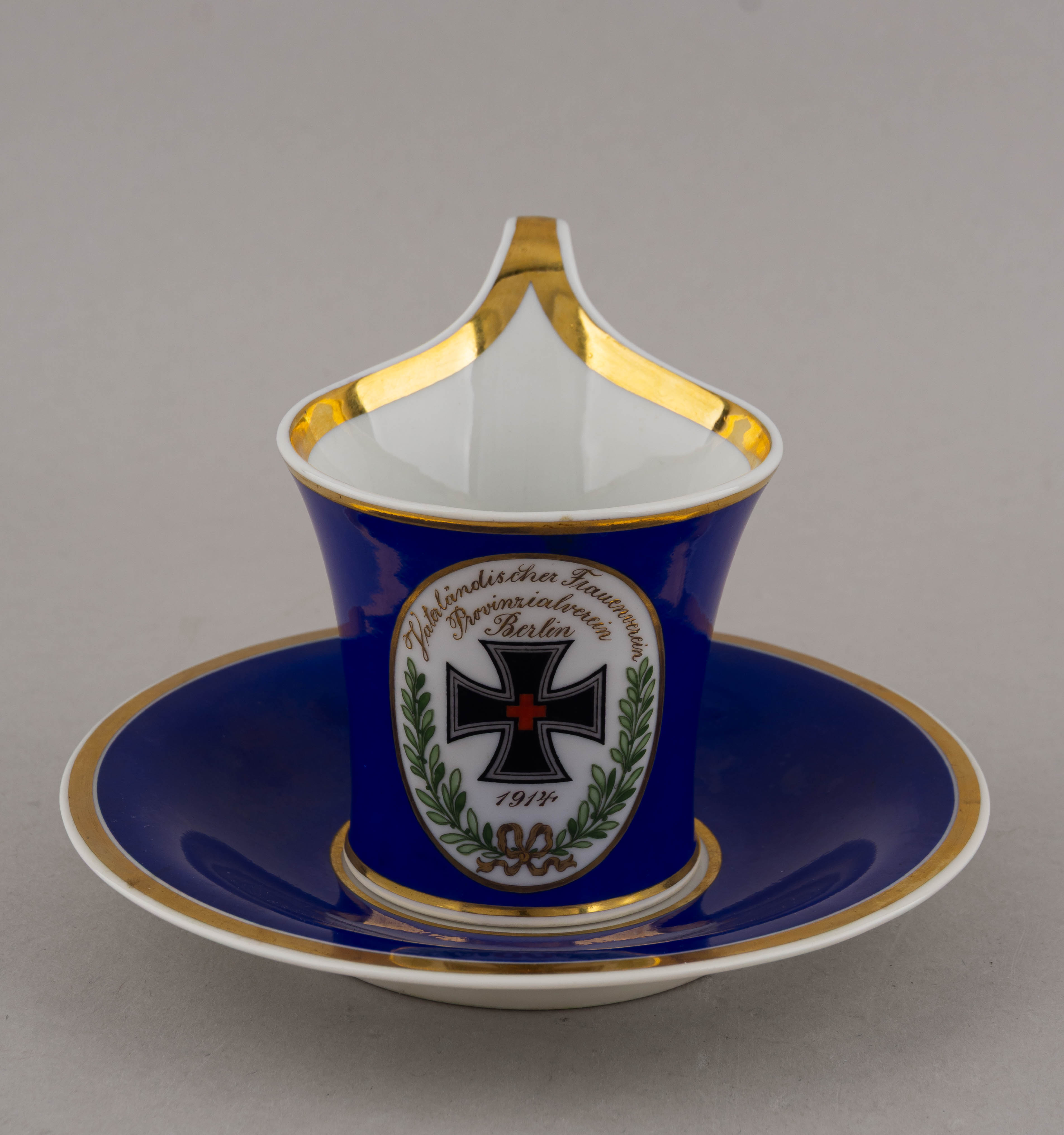 Чайная пара с изображением
женского креста «за заслуги». Германия, Берлин, Королевская фарфоровая мануфактура KPM, 1914.