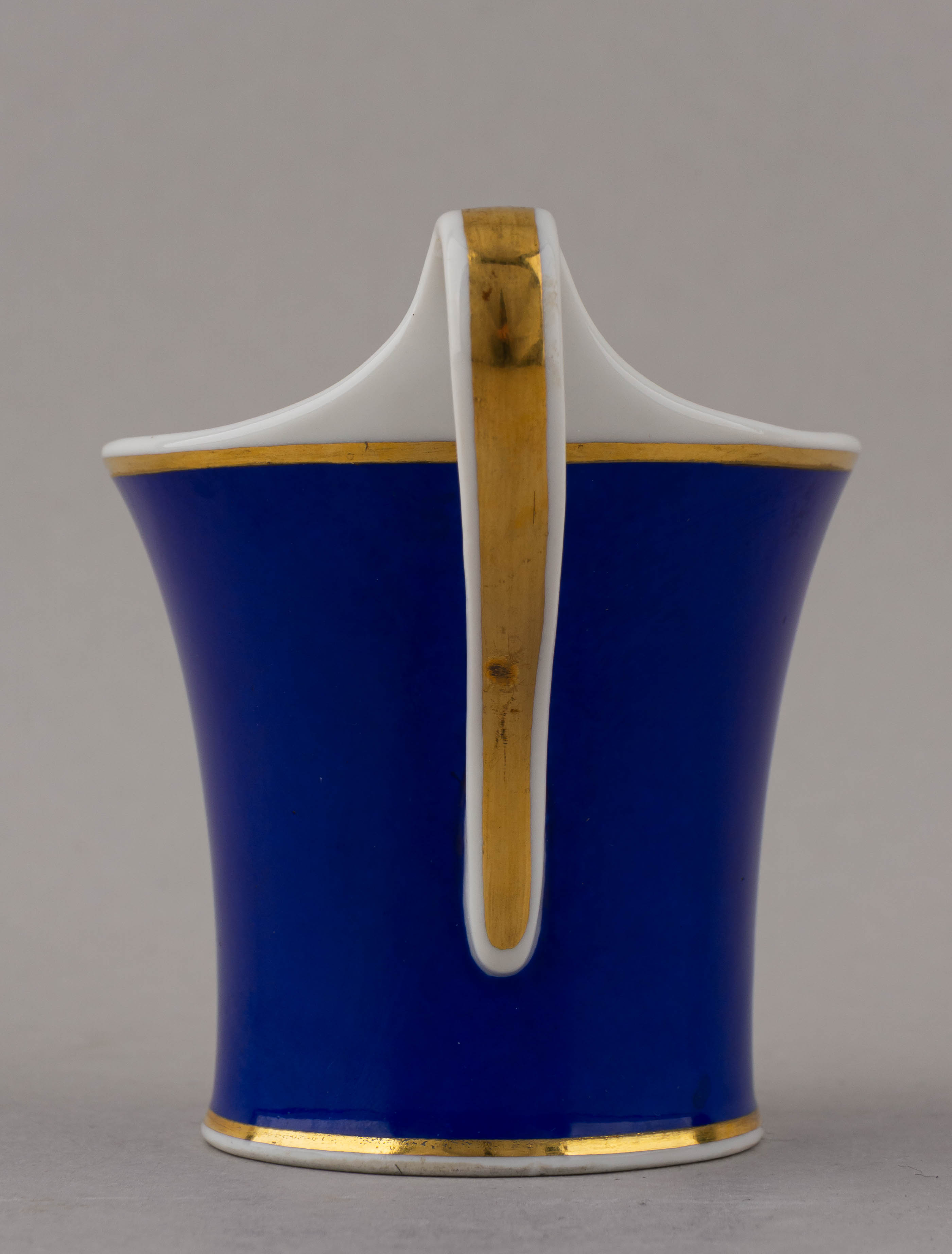 Чайная пара с изображением
женского креста «за заслуги». Германия, Берлин, Королевская фарфоровая мануфактура KPM, 1914.