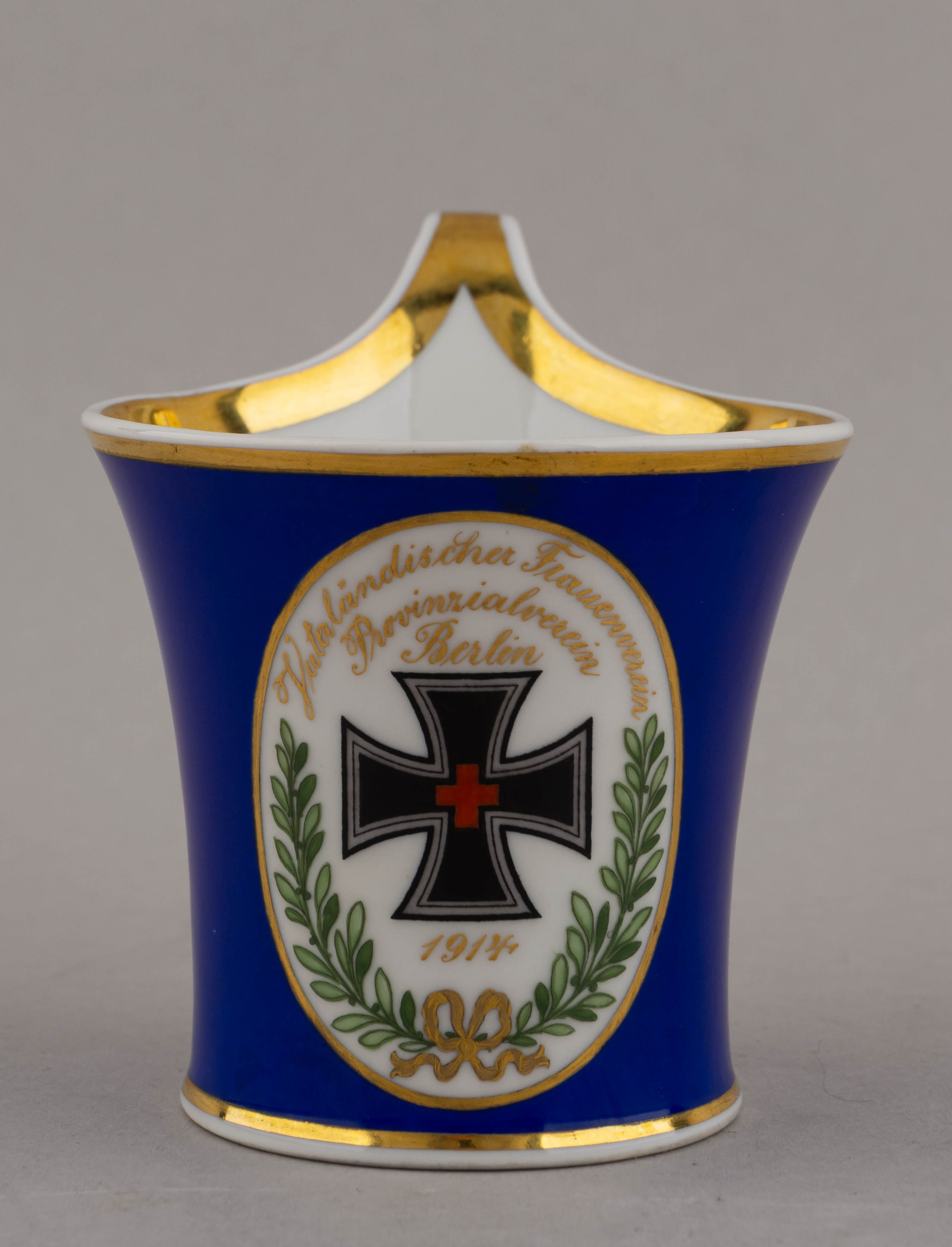 Чайная пара с изображением
женского креста «за заслуги». Германия, Берлин, Королевская фарфоровая мануфактура KPM, 1914.