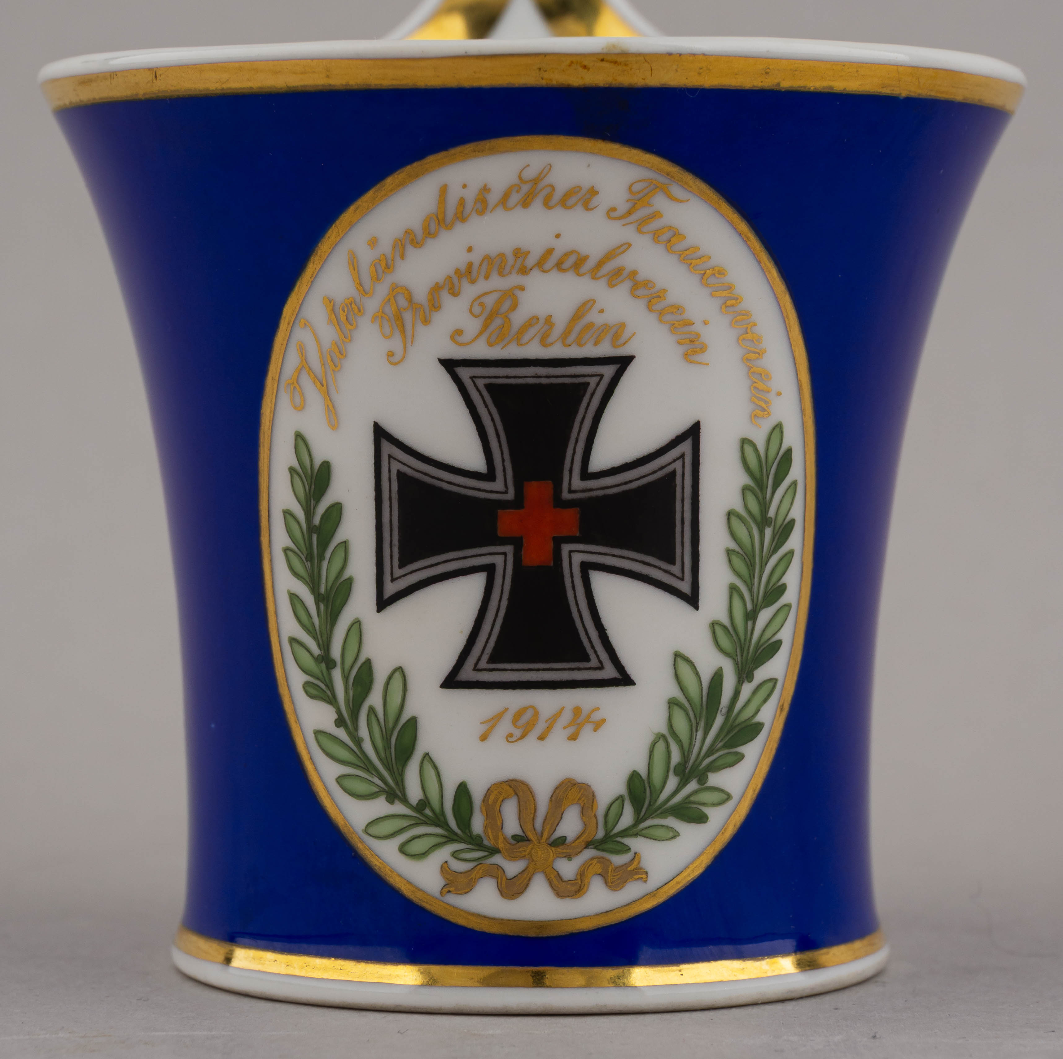 Чайная пара с изображением
женского креста «за заслуги». Германия, Берлин, Королевская фарфоровая мануфактура KPM, 1914.