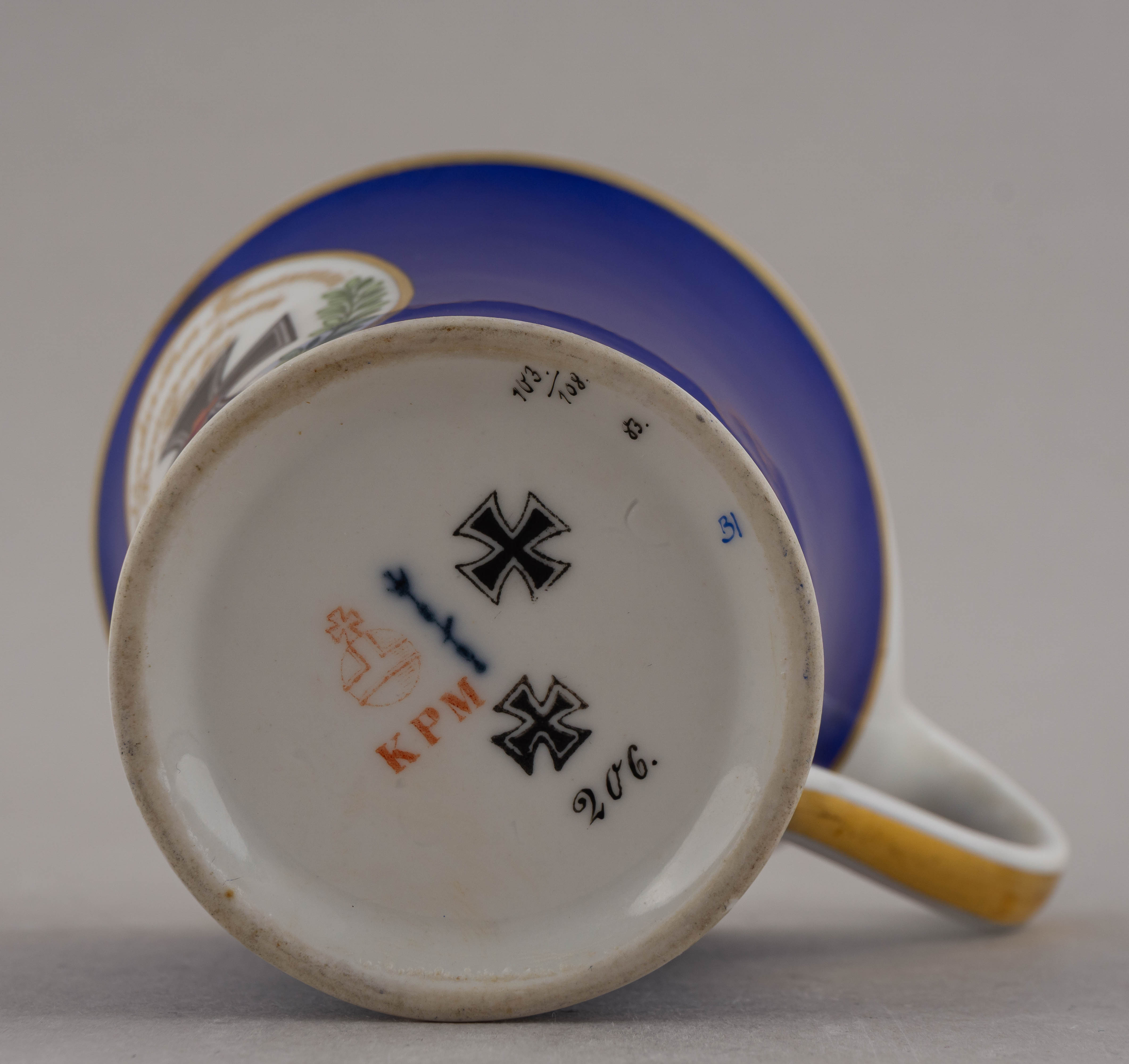 Чайная пара с изображением
женского креста «за заслуги». Германия, Берлин, Королевская фарфоровая мануфактура KPM, 1914.