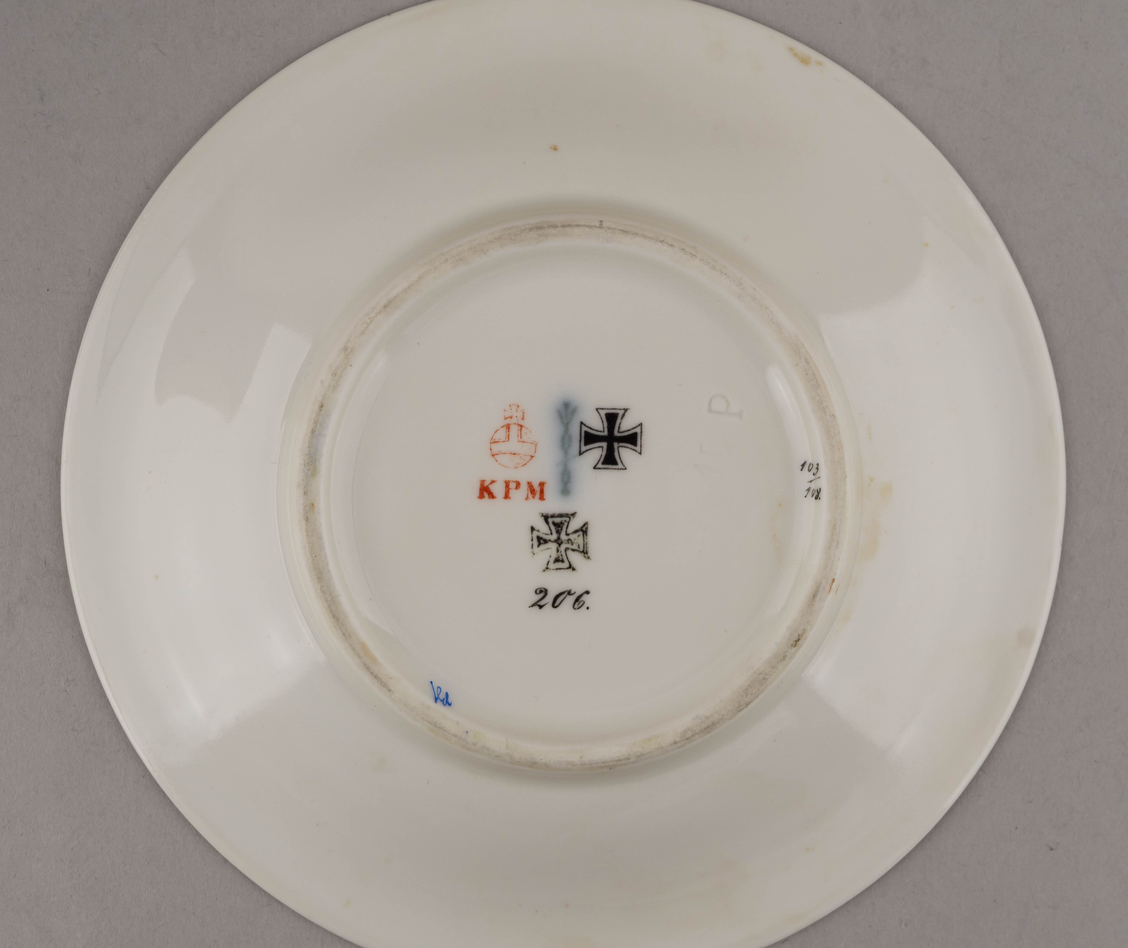 Чайная пара с изображением
женского креста «за заслуги». Германия, Берлин, Королевская фарфоровая мануфактура KPM, 1914.