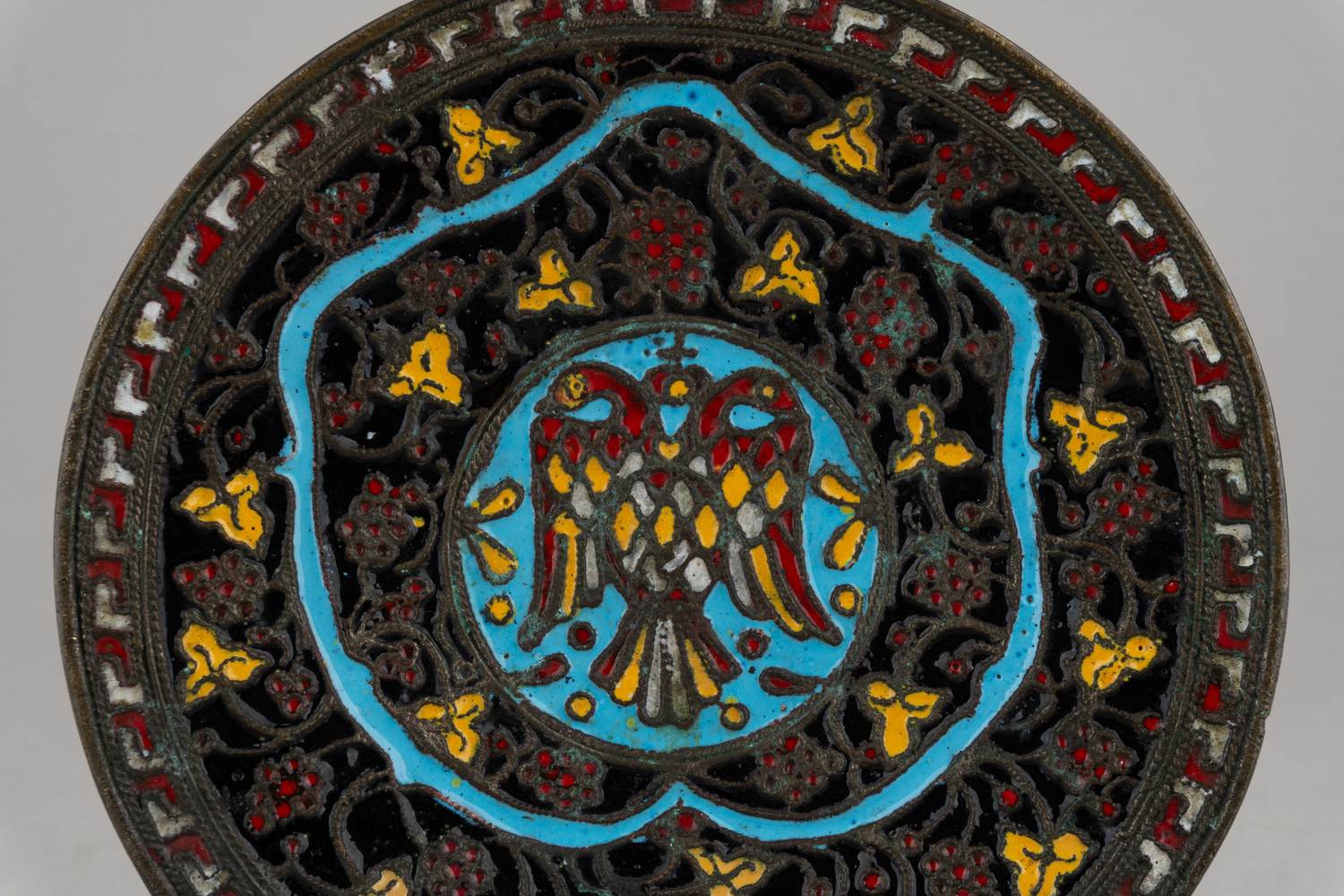 (Императорское Строгановское Училище) Блюдо к «300-летию династии Романовых» с гербом Российской империи. 
Москва, Императорское Строгановское центральное художественно-промышленное училище, 1910-е годы.