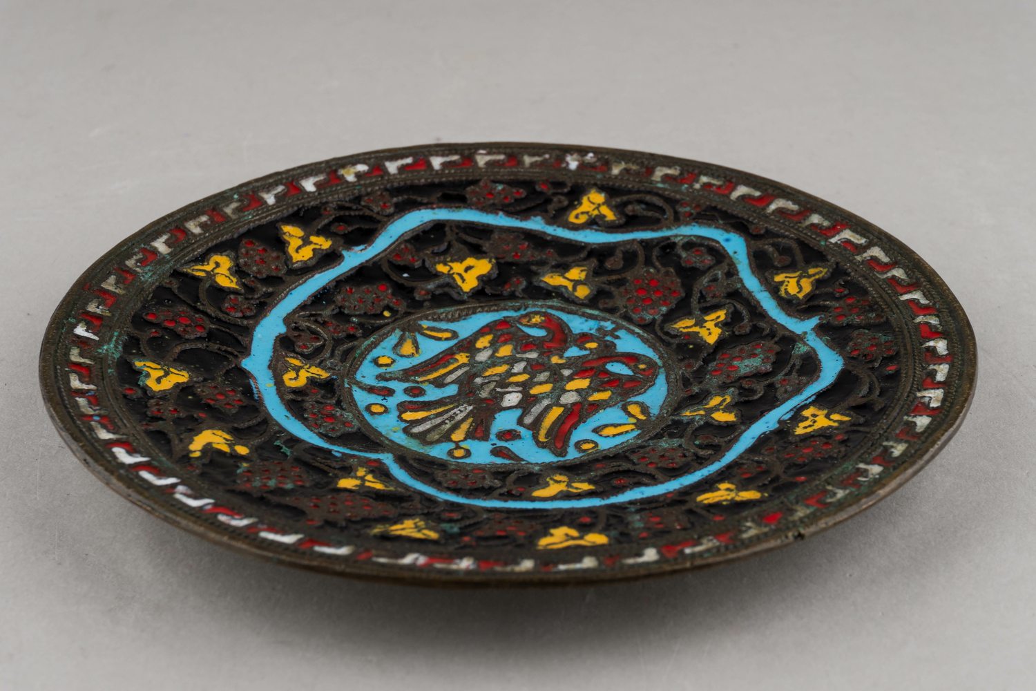 (Императорское Строгановское Училище) Блюдо к «300-летию династии Романовых» с гербом Российской империи. 
Москва, Императорское Строгановское центральное художественно-промышленное училище, 1910-е годы.