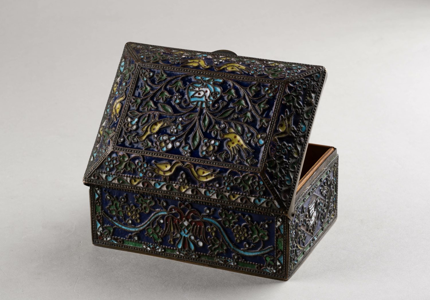 (Императорское Строгановское училище. С экспертизой) Шкатулка с двуглавым орлом для игральных карт.
Россия, Москва, Императорское строгановское училище, начало ХХ века.