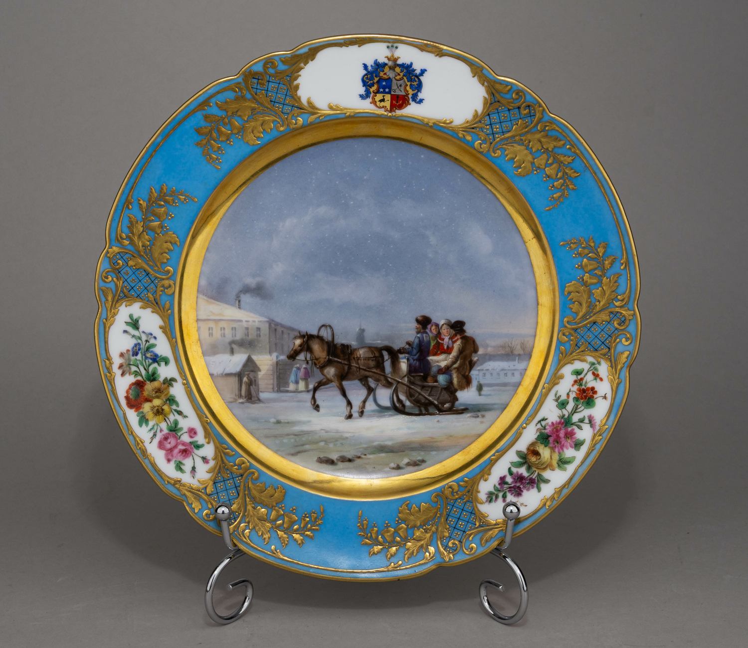 (По заказу русской аристократии) Тарелка с изображением герба дворянского рода Шишмаревых.
Франция, Ателье Фейе (живописная мастерская), первая половина XIX века.