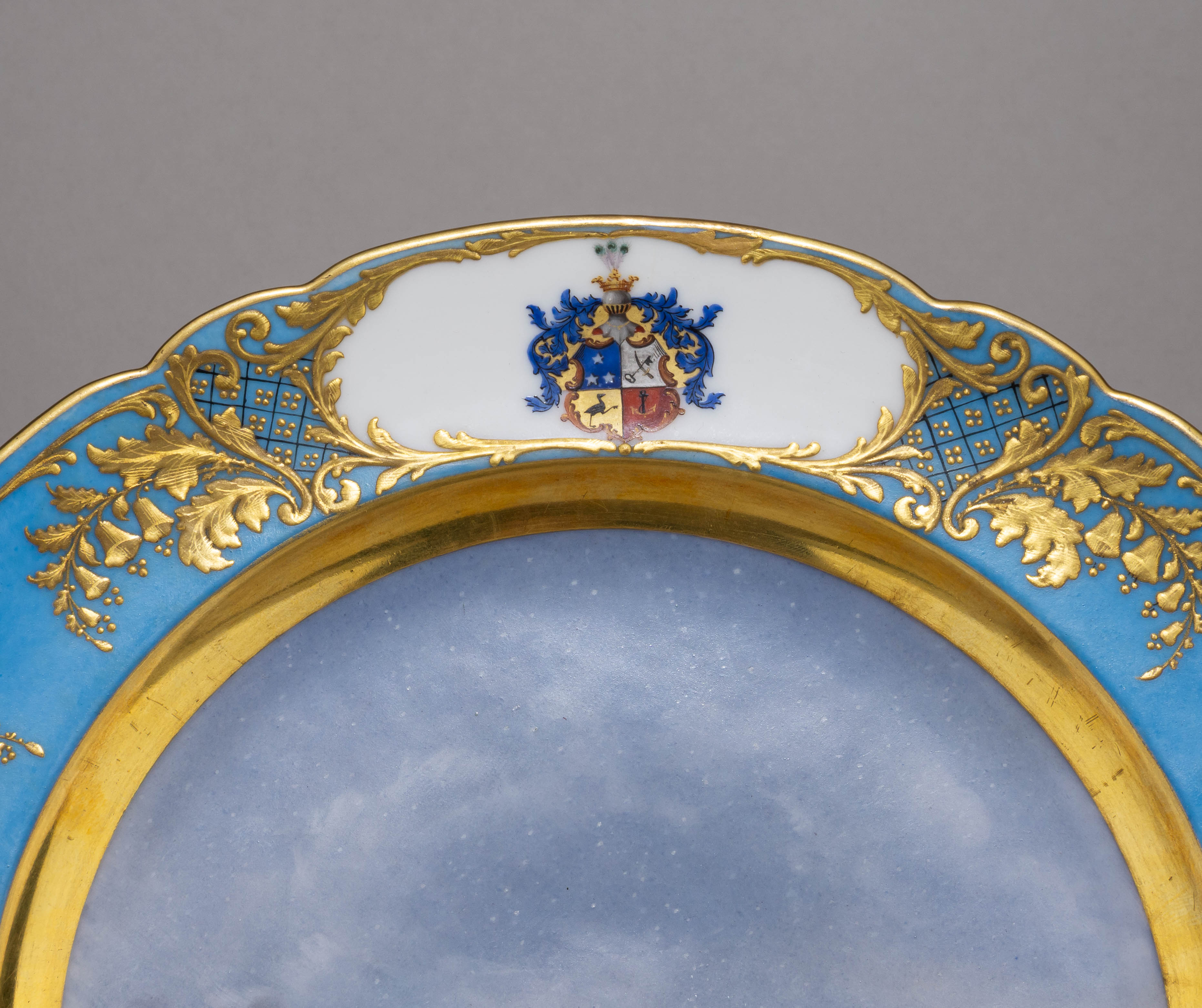 (По заказу русской аристократии) Тарелка с изображением герба дворянского рода Шишмаревых.
Франция, Ателье Фейе (живописная мастерская), первая половина XIX века.
