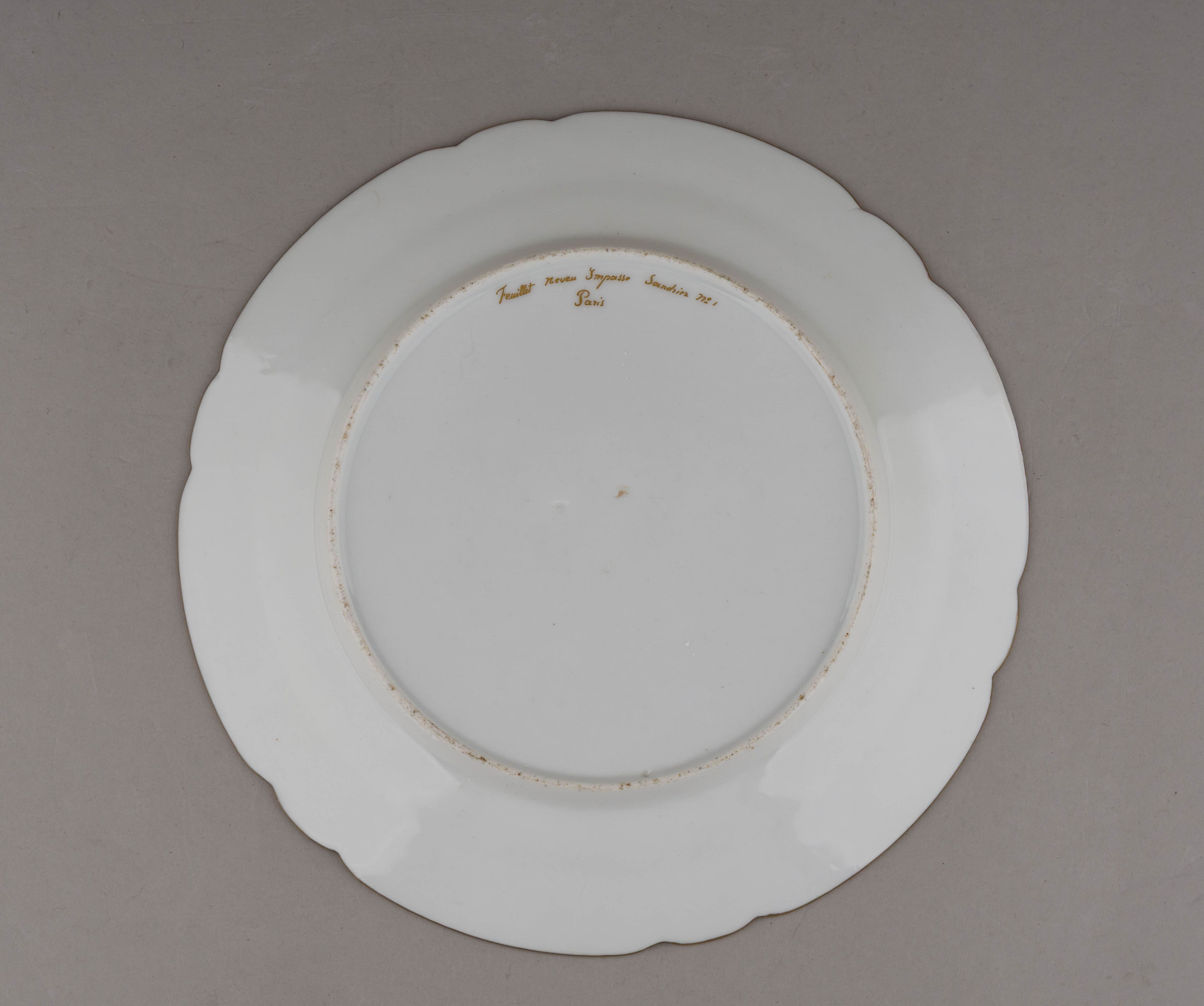 (По заказу русской аристократии) Тарелка с изображением герба дворянского рода Шишмаревых.
Франция, Ателье Фейе (живописная мастерская), первая половина XIX века.