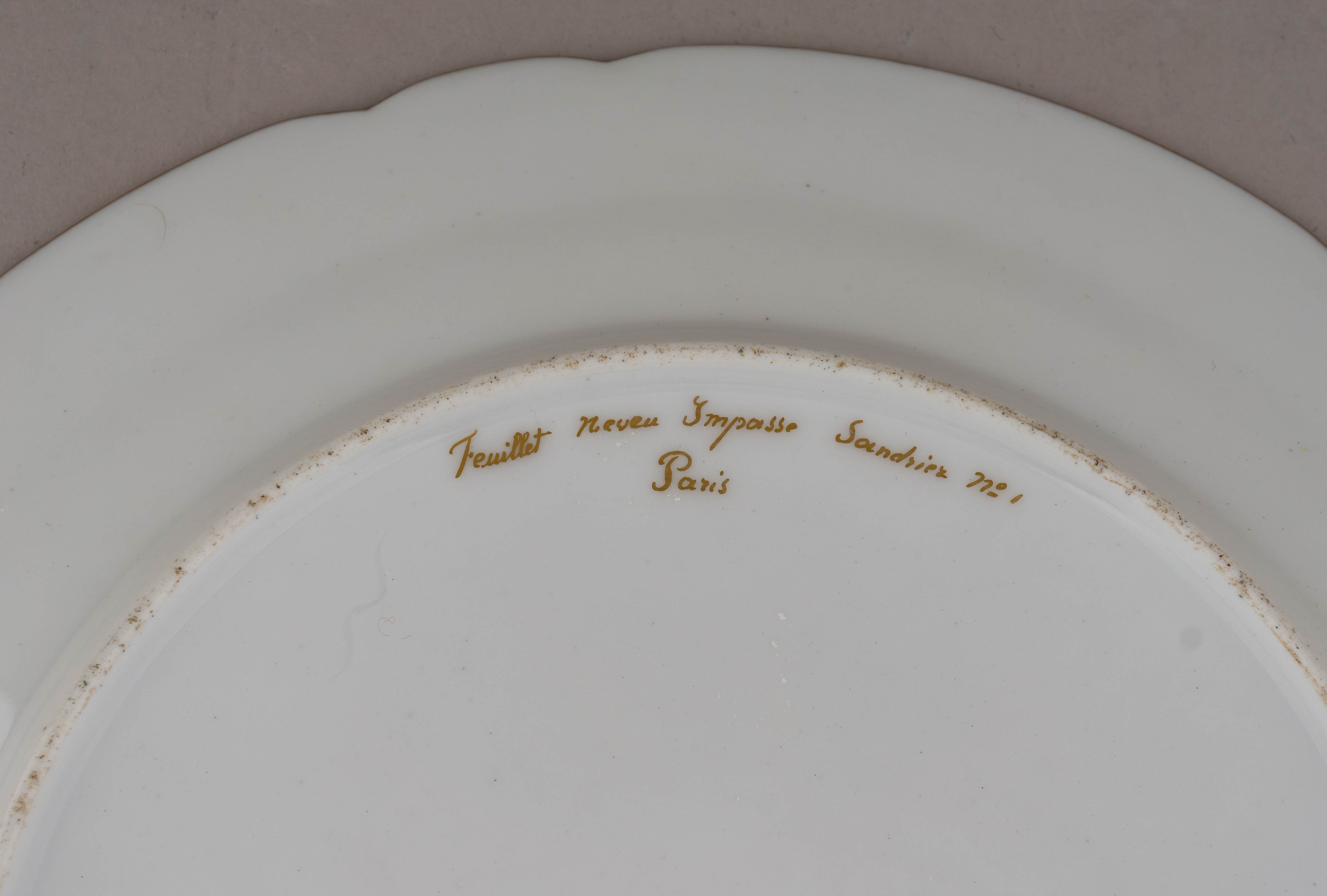 (По заказу русской аристократии) Тарелка с изображением герба дворянского рода Шишмаревых.
Франция, Ателье Фейе (живописная мастерская), первая половина XIX века.