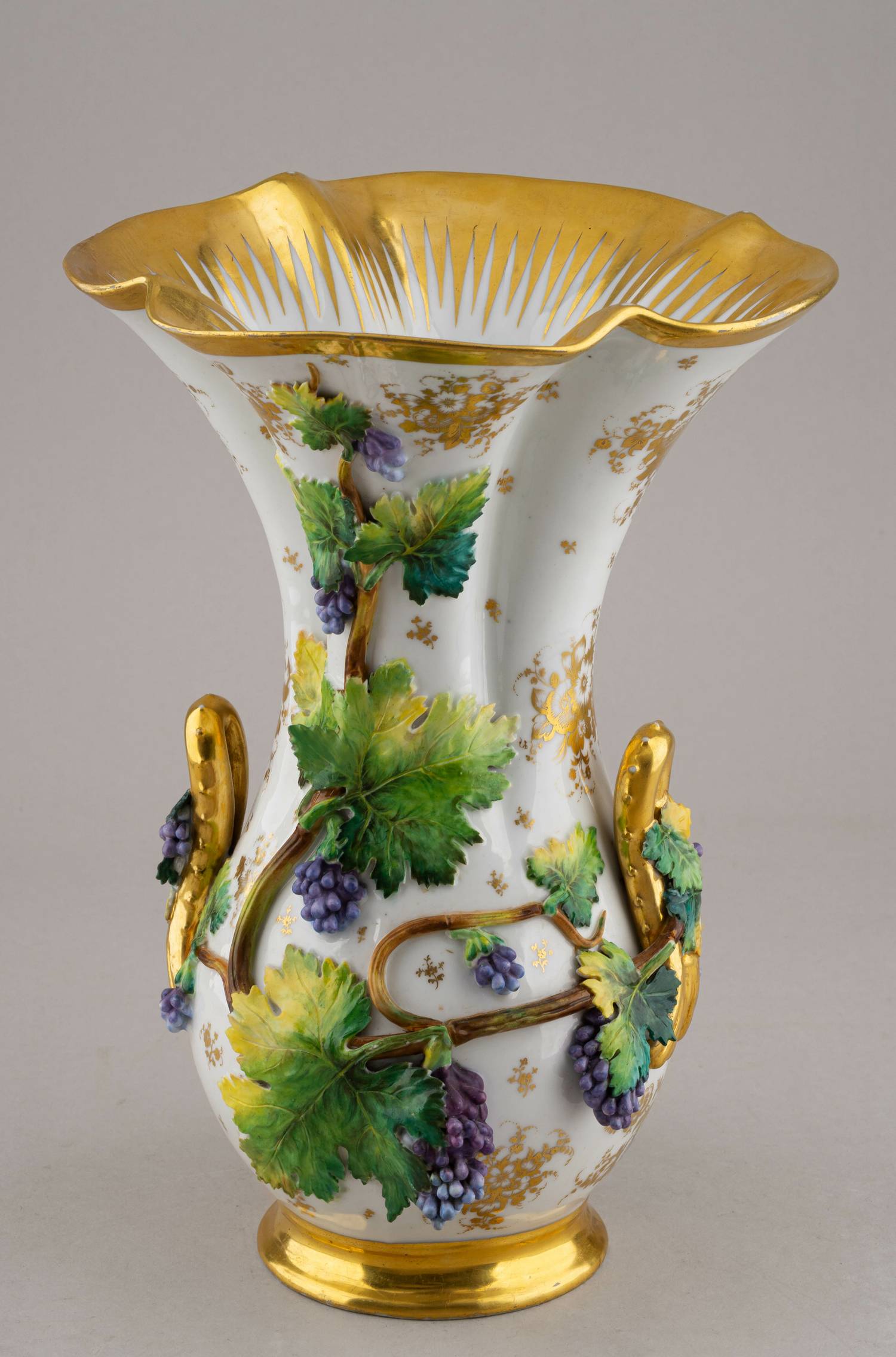 (ИФЗ. Николай I) Ваза с декором «Виноградные лозы». Россия, Императорский фарфоровый завод, 1825-1855 годы.