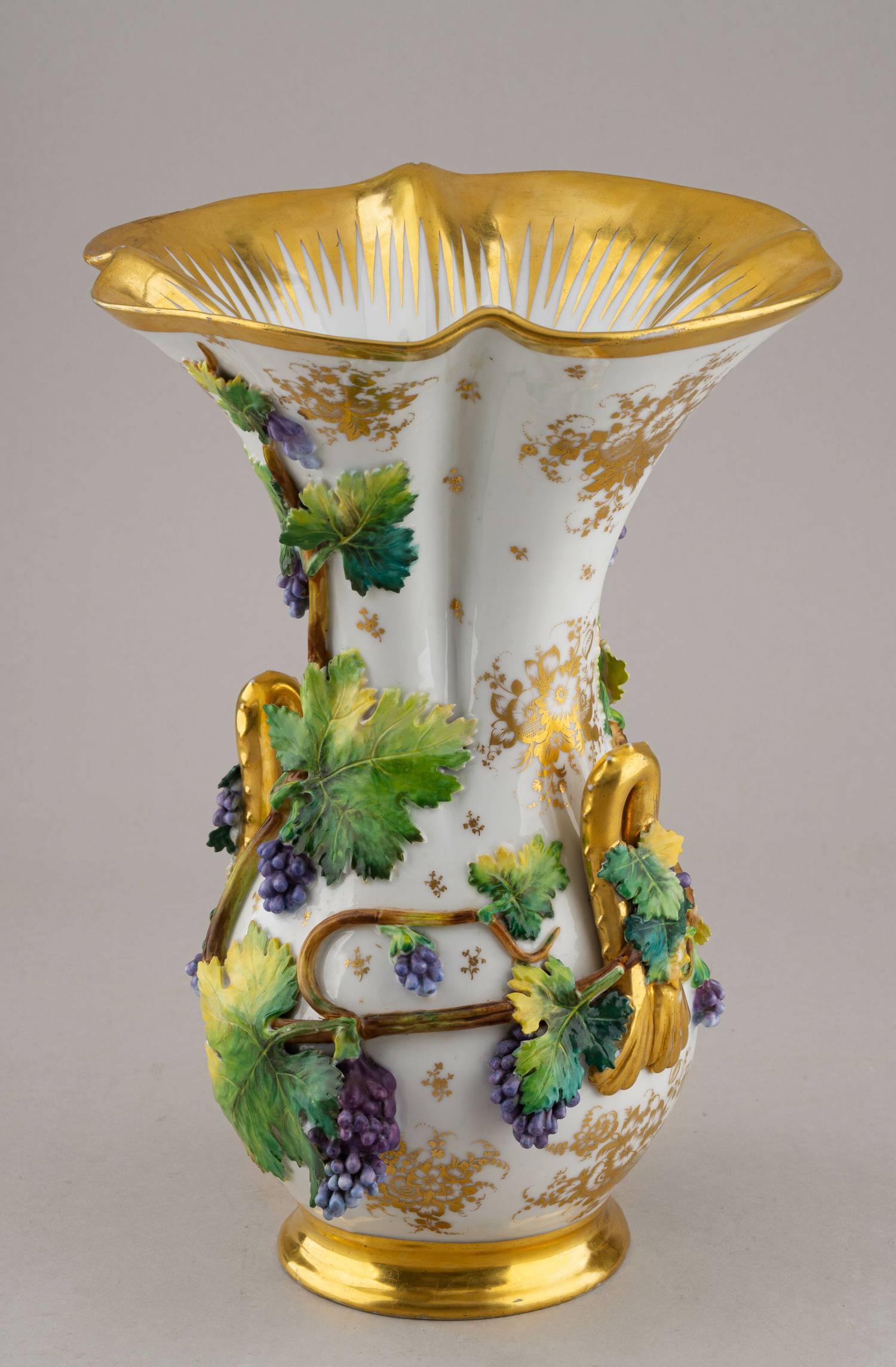 (ИФЗ. Николай I) Ваза с декором «Виноградные лозы». Россия, Императорский фарфоровый завод, 1825-1855 годы.