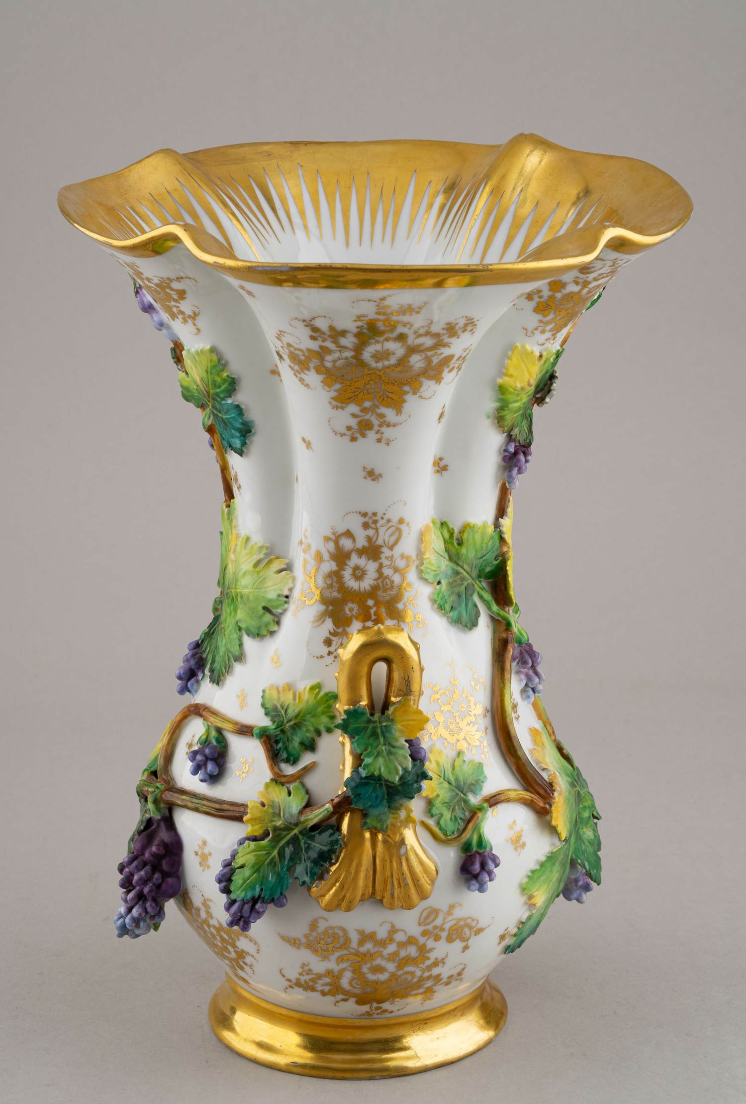 (ИФЗ. Николай I) Ваза с декором «Виноградные лозы». Россия, Императорский фарфоровый завод, 1825-1855 годы.
