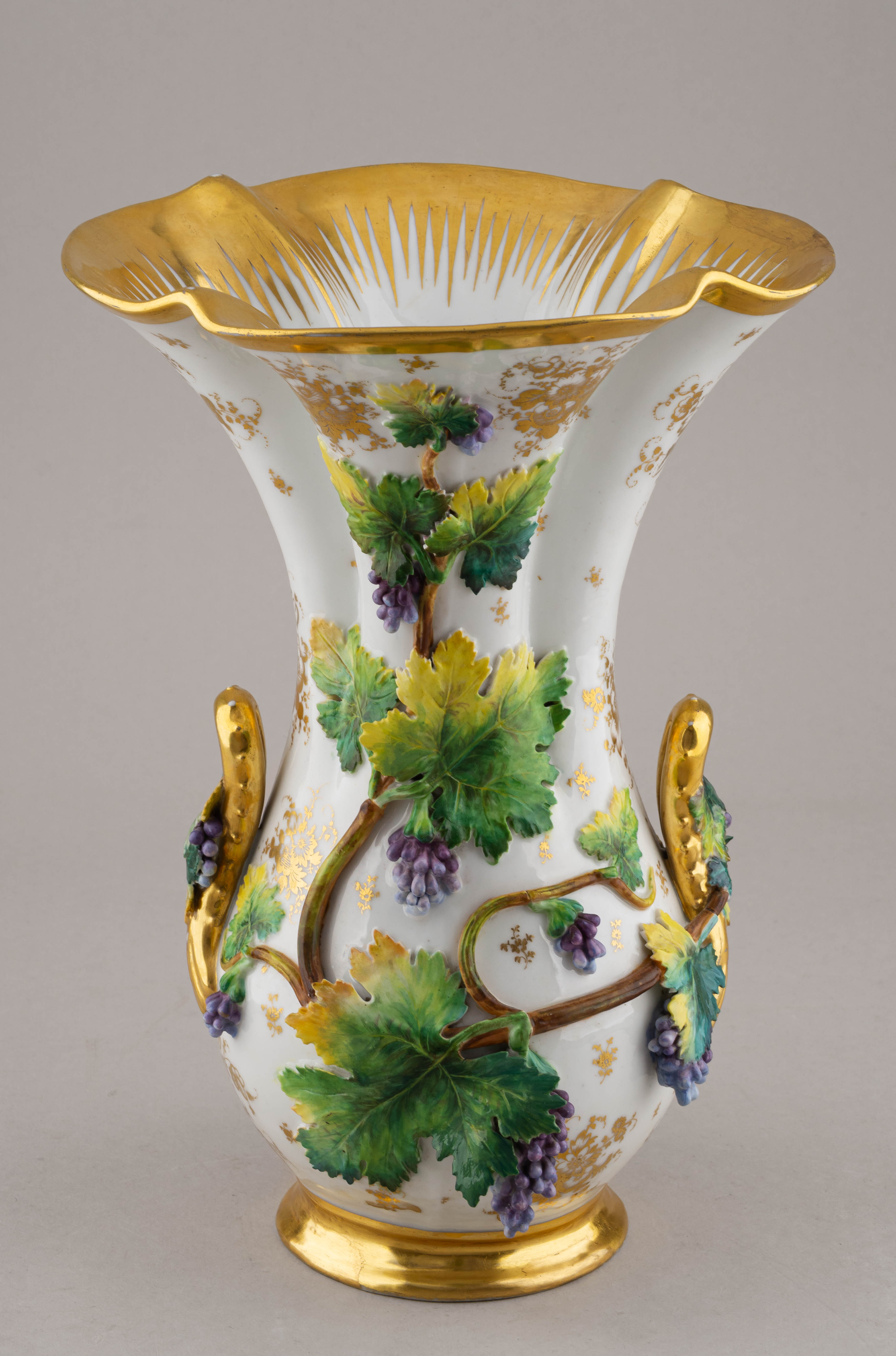 (ИФЗ. Николай I) Ваза с декором «Виноградные лозы». Россия, Императорский фарфоровый завод, 1825-1855 годы.