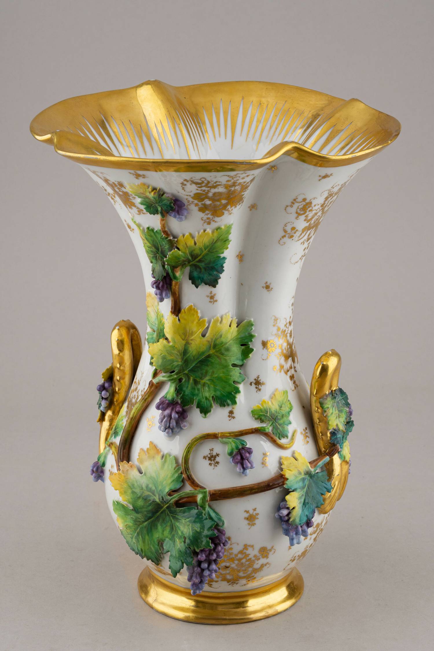 (ИФЗ. Николай I) Ваза с декором «Виноградные лозы». Россия, Императорский фарфоровый завод, 1825-1855 годы.