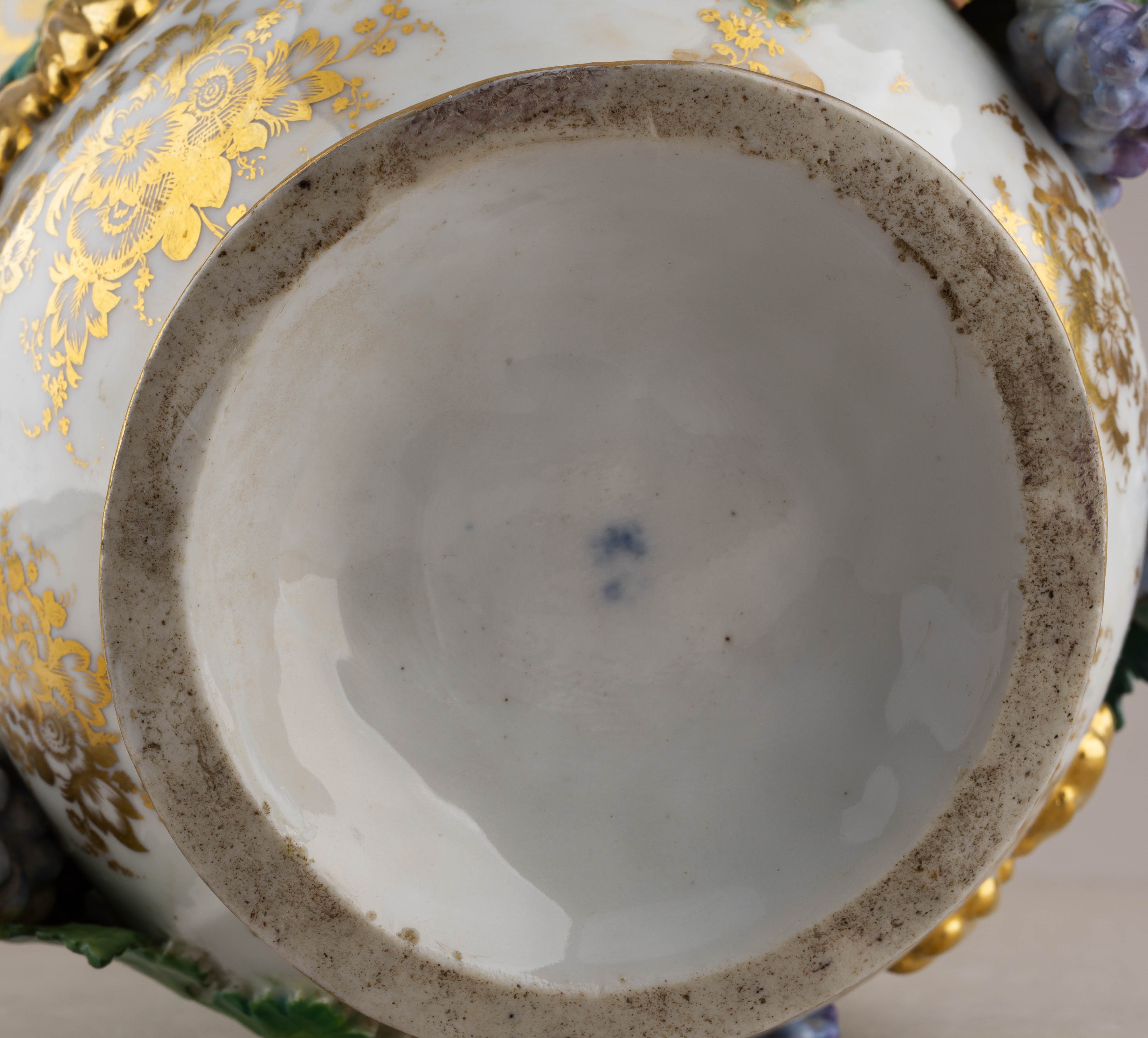 (ИФЗ. Николай I) Ваза с декором «Виноградные лозы». Россия, Императорский фарфоровый завод, 1825-1855 годы.