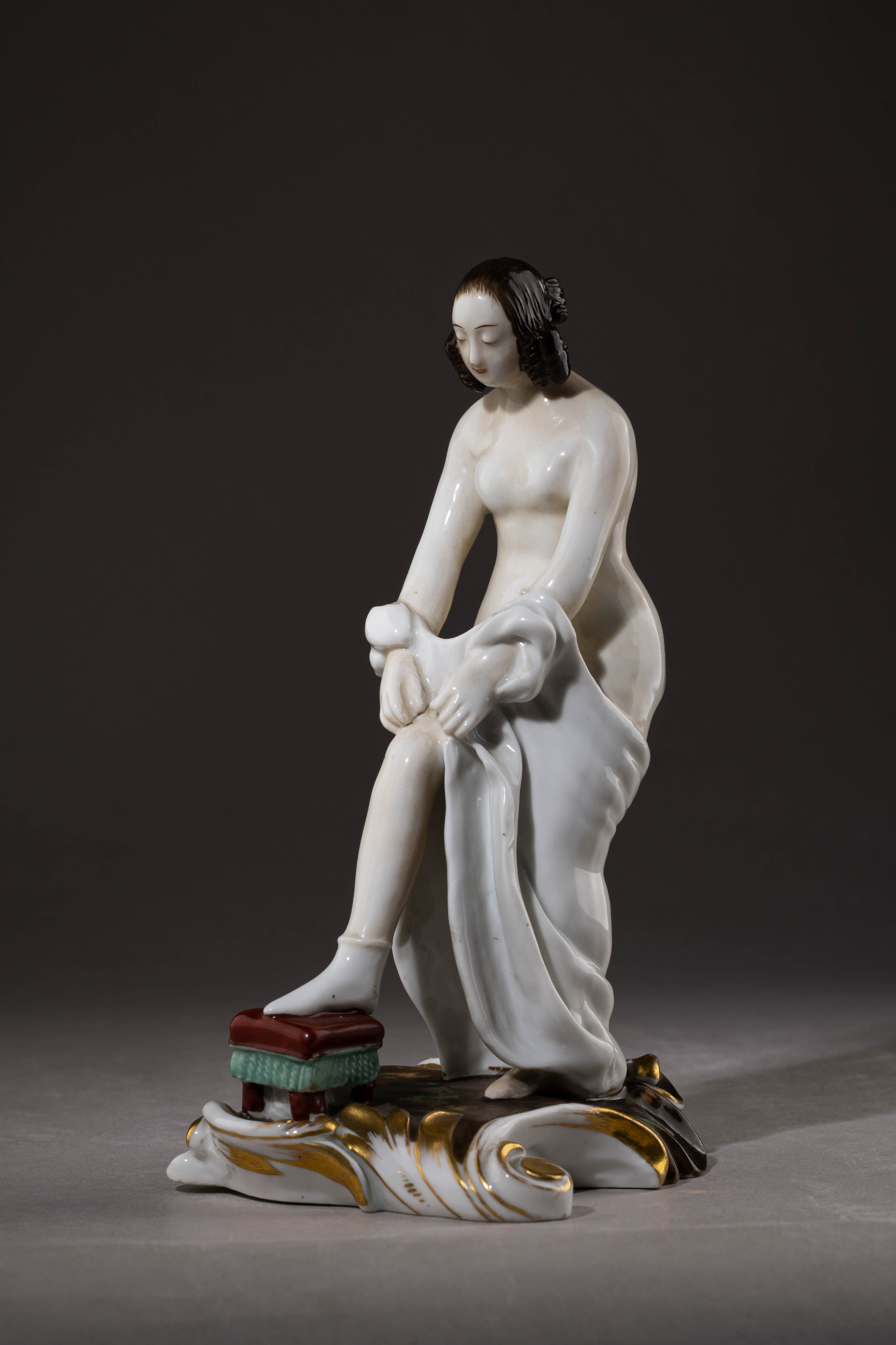 (Гарднер) Скульптура «Обнаженная, натягивающая чулок». Россия, Завод Гарднера, 1830-е -1850-е годы.