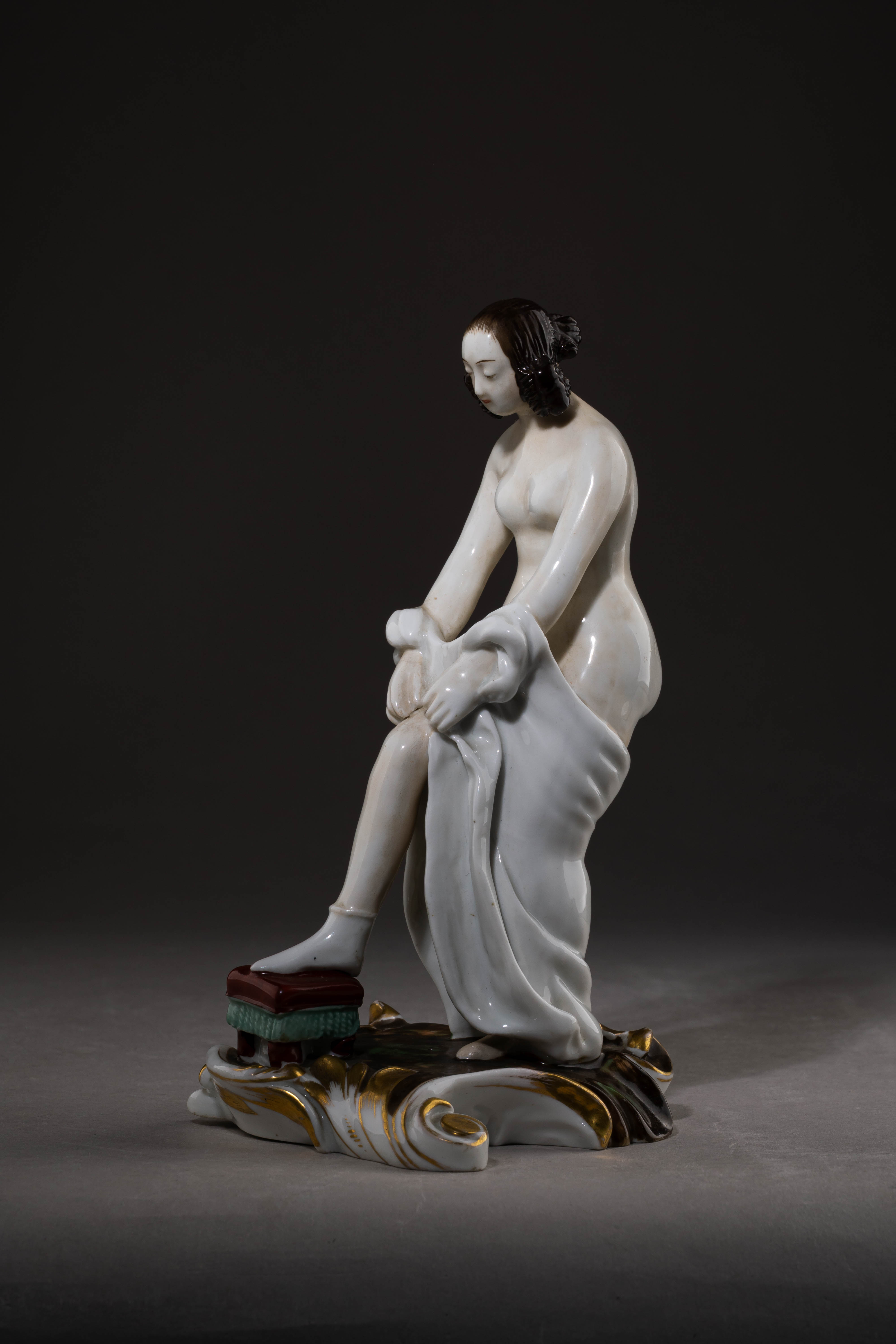 (Гарднер) Скульптура «Обнаженная, натягивающая чулок». Россия, Завод Гарднера, 1830-е -1850-е годы.