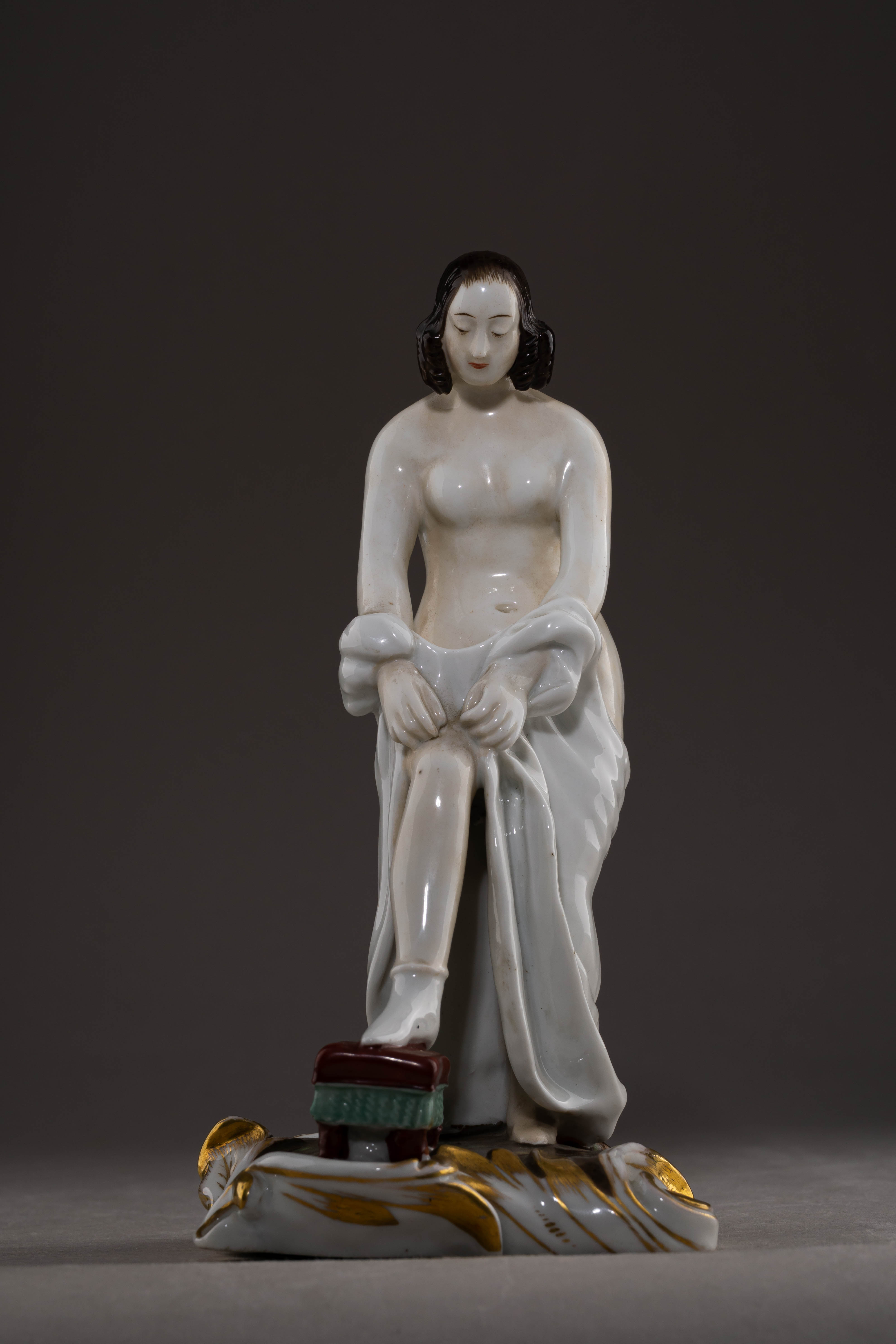 (Гарднер) Скульптура «Обнаженная, натягивающая чулок». Россия, Завод Гарднера, 1830-е -1850-е годы.