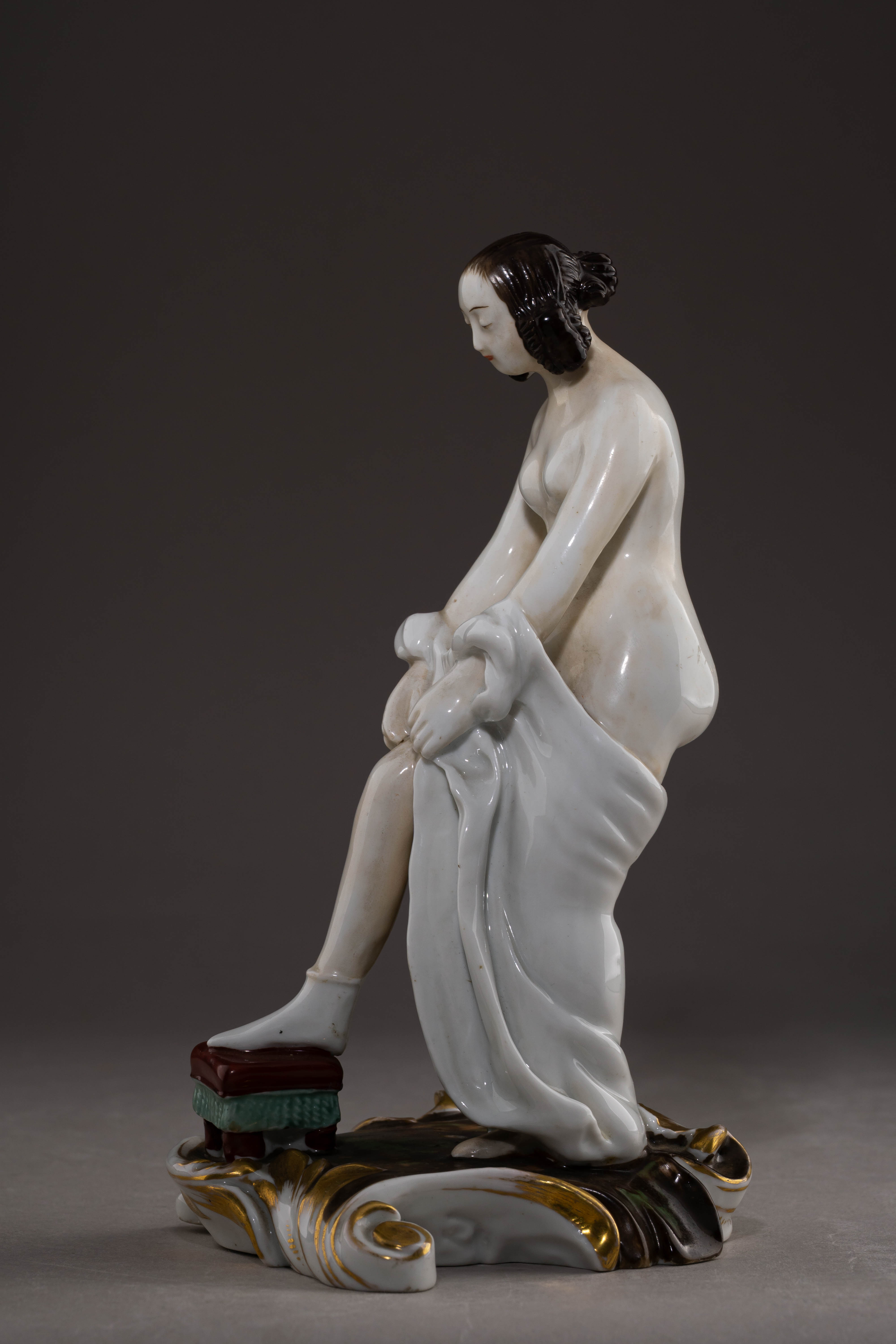 (Гарднер) Скульптура «Обнаженная, натягивающая чулок». Россия, Завод Гарднера, 1830-е -1850-е годы.