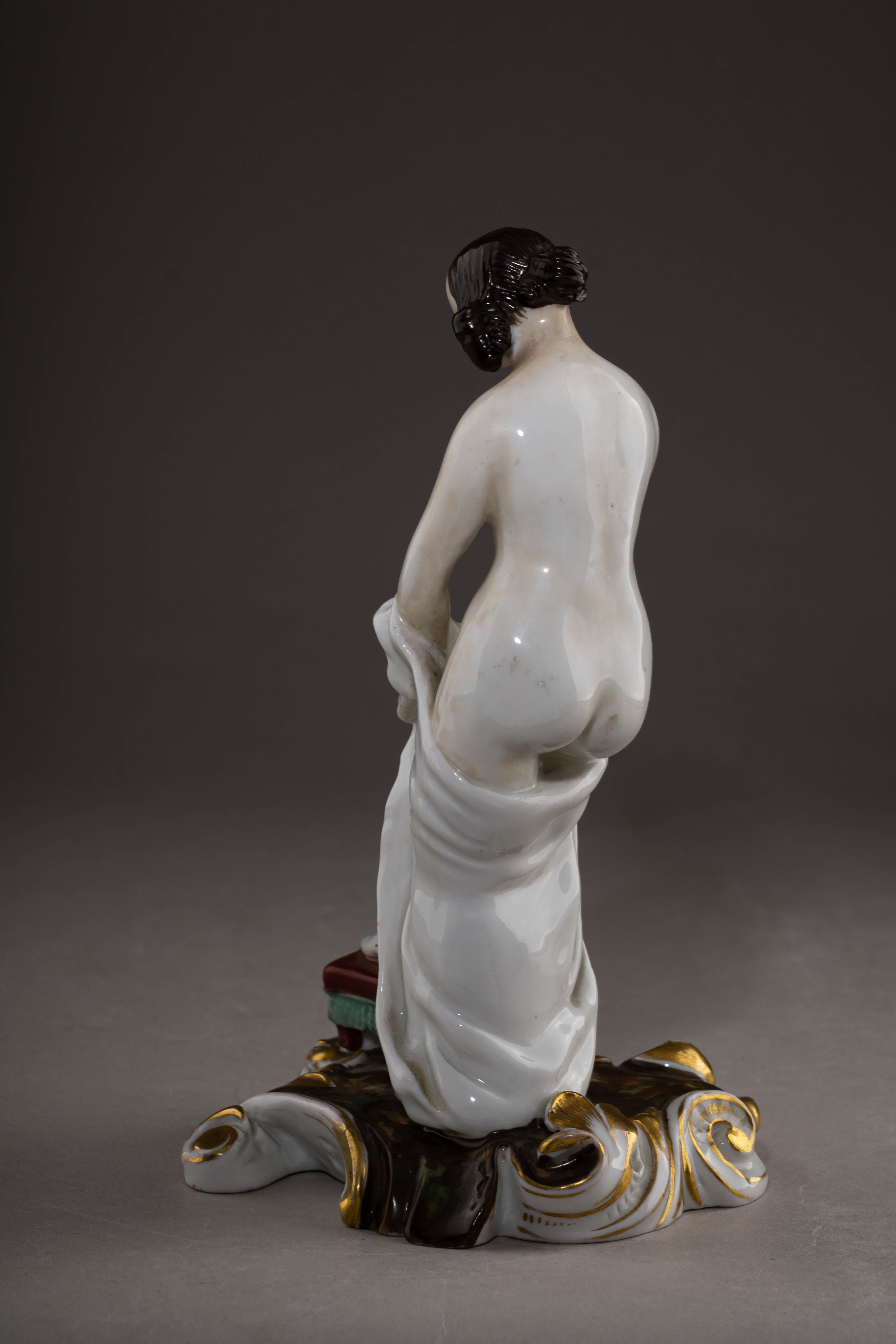(Гарднер) Скульптура «Обнаженная, натягивающая чулок». Россия, Завод Гарднера, 1830-е -1850-е годы.