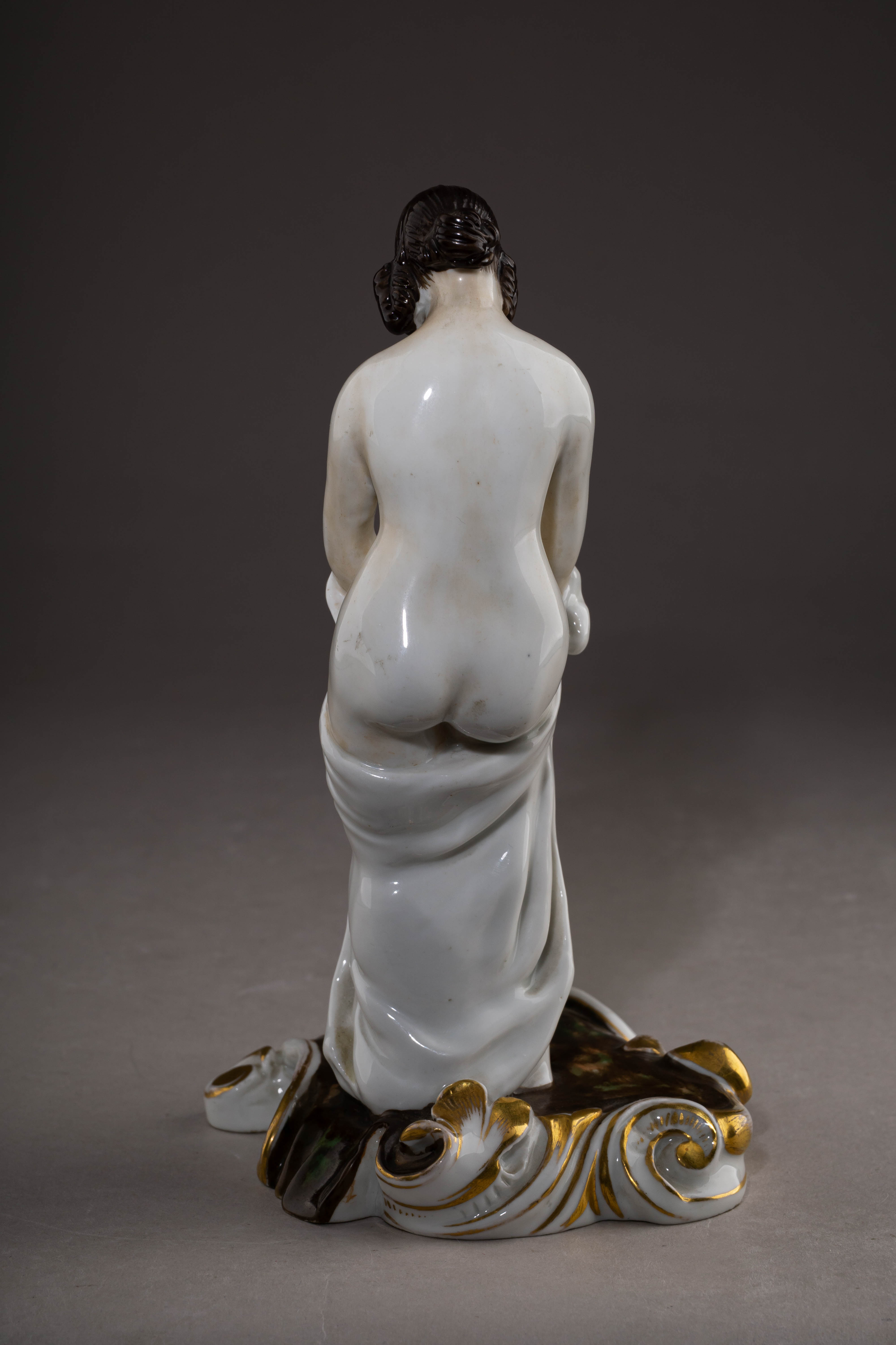 (Гарднер) Скульптура «Обнаженная, натягивающая чулок». Россия, Завод Гарднера, 1830-е -1850-е годы.