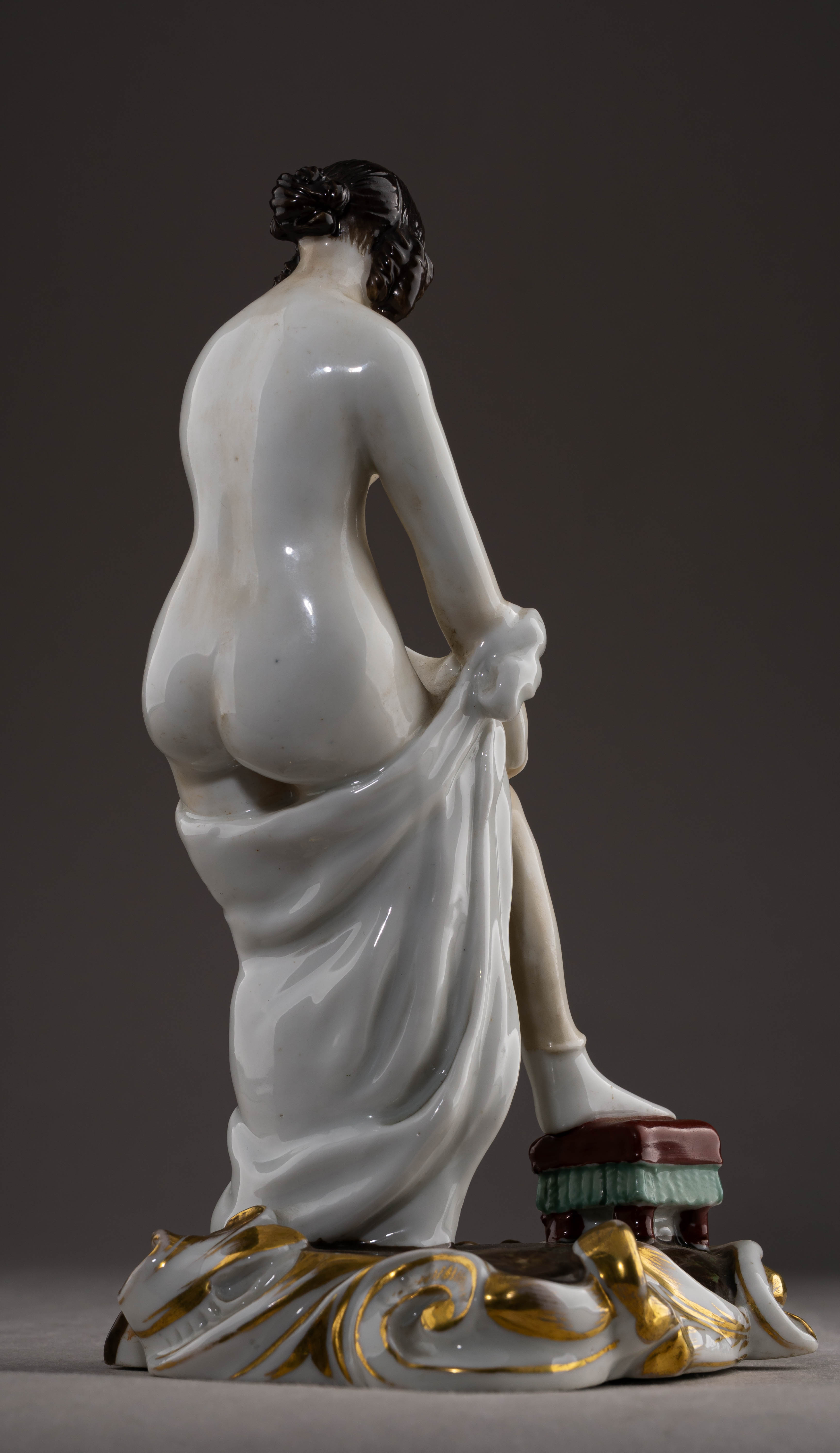 (Гарднер) Скульптура «Обнаженная, натягивающая чулок». Россия, Завод Гарднера, 1830-е -1850-е годы.