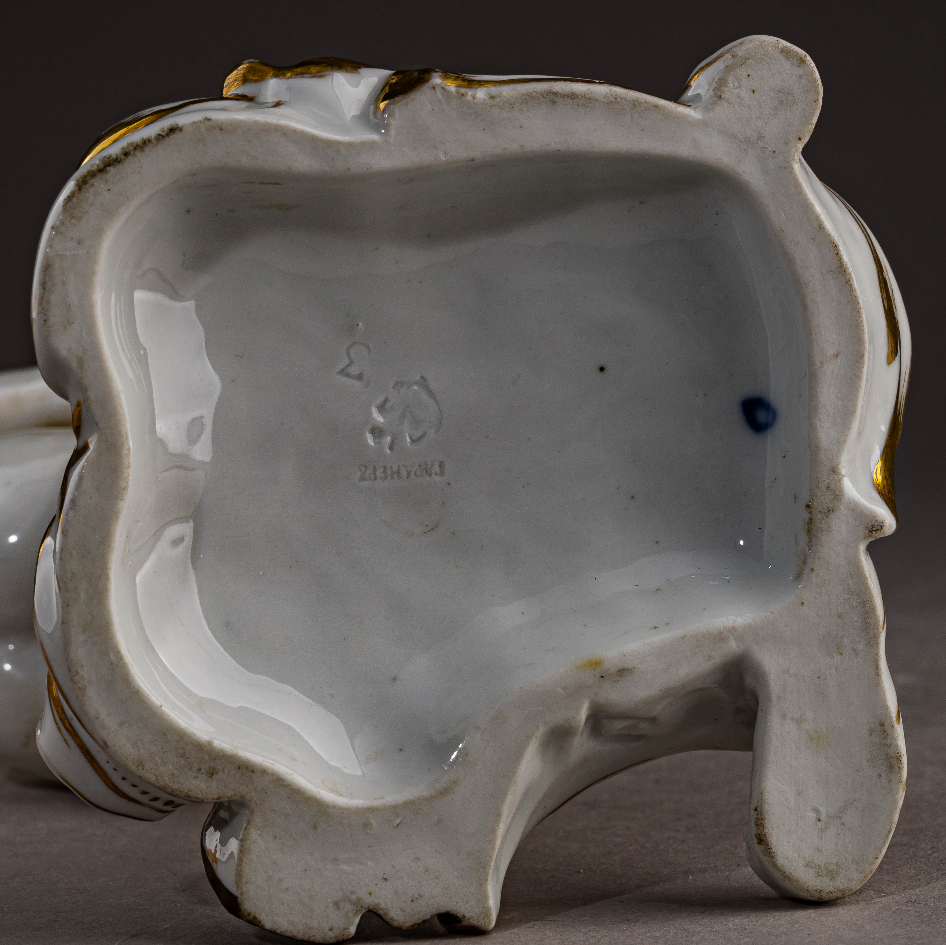 (Гарднер) Скульптура «Обнаженная, натягивающая чулок». Россия, Завод Гарднера, 1830-е -1850-е годы.