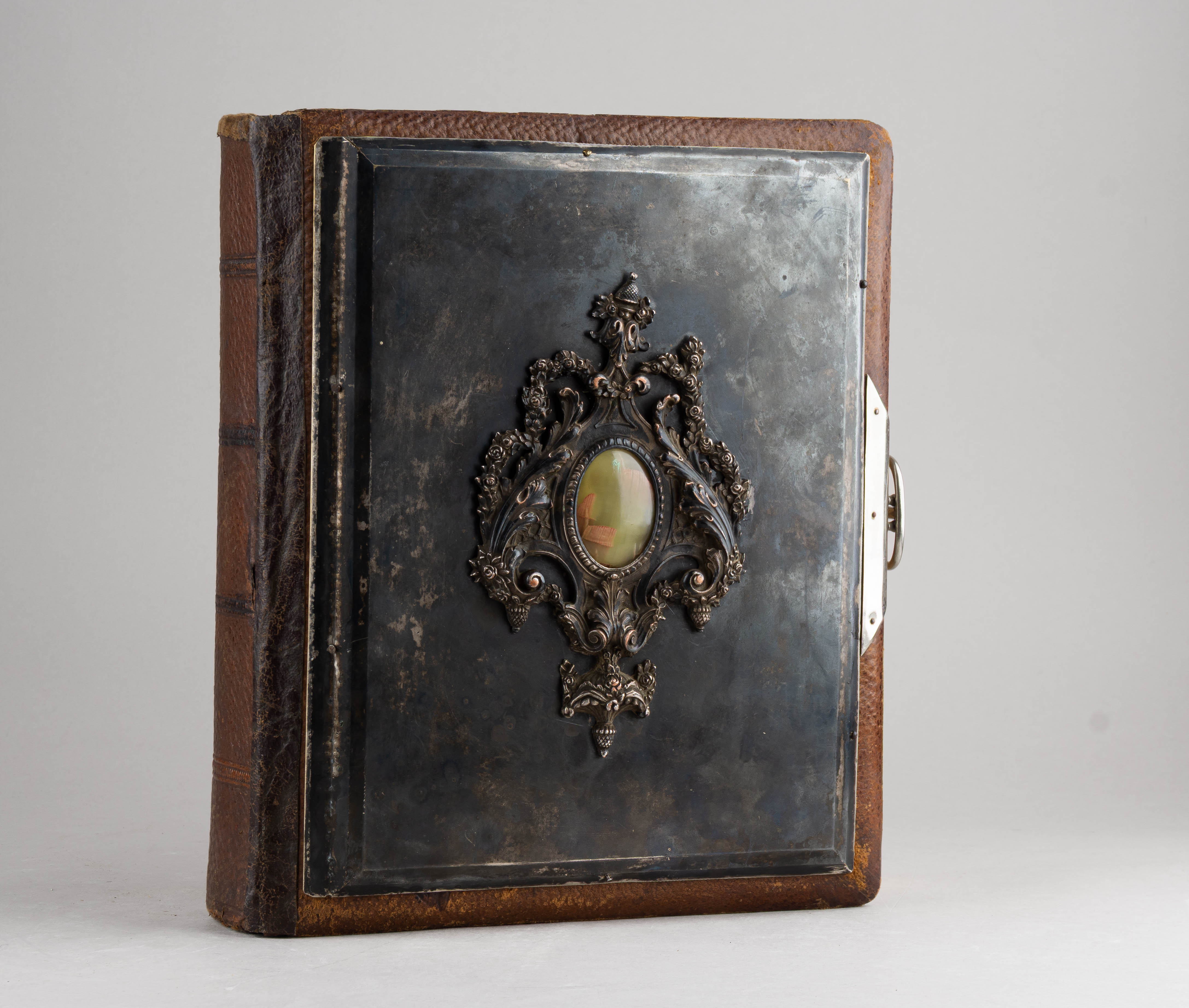 (Швейцарское качество) Массивный альбом для фотографий с картушем.  Швейцария, Женева, Сперанца, конец XIX века.