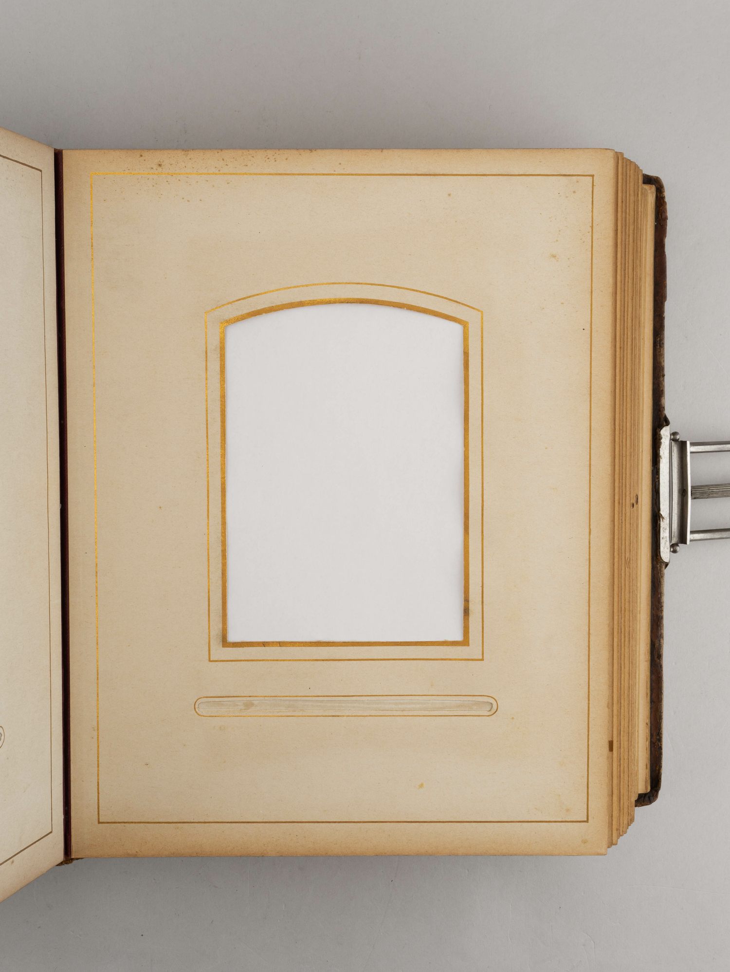 (Швейцарское качество) Массивный альбом для фотографий с картушем.  Швейцария, Женева, Сперанца, конец XIX века.