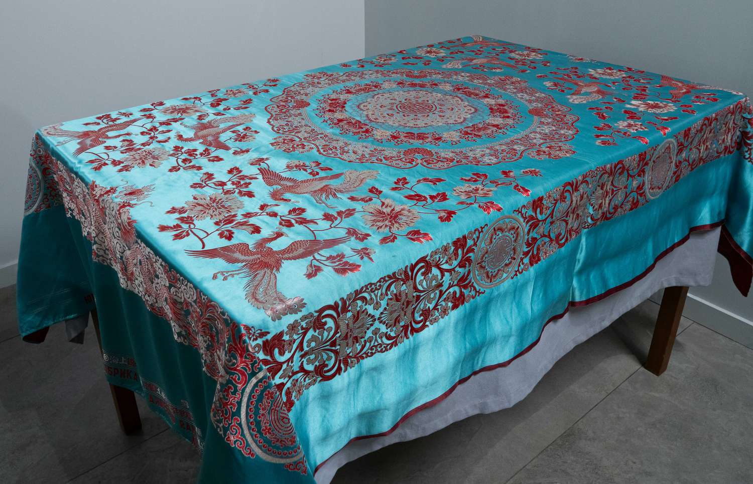 (Шанхай. Юн Линь. 龙凤呈祥 ) Шелковая скатерть с изображением китайских фениксов и драконов, приносящих счастье. Китай, Шанхай, Текстильная шелковая фабрика Юн Линь (司公織絲林雲), 1930-е – 1950-е годы.