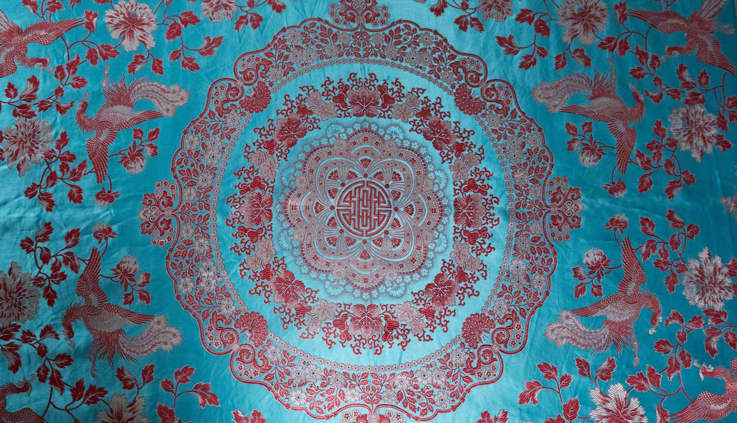 (Шанхай. Юн Линь. 龙凤呈祥 ) Шелковая скатерть с изображением китайских фениксов и драконов, приносящих счастье. Китай, Шанхай, Текстильная шелковая фабрика Юн Линь (司公織絲林雲), 1930-е – 1950-е годы.