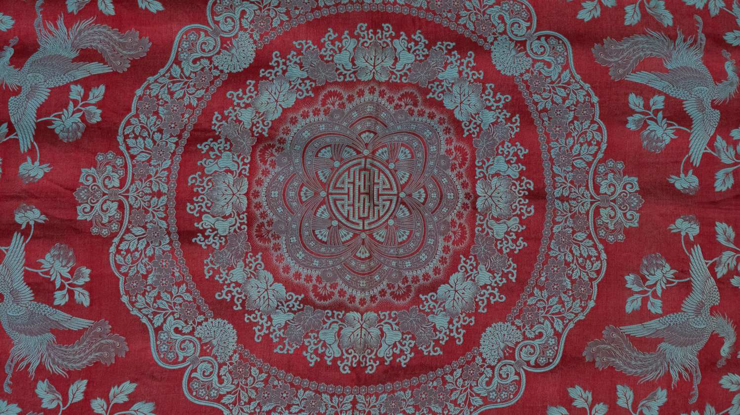 (Шанхай. Юн Линь. 龙凤呈祥 ) Шелковая скатерть с изображением китайских фениксов и драконов, приносящих счастье. Китай, Шанхай, Текстильная шелковая фабрика Юн Линь (司公織絲林雲), 1930-е – 1950-е годы.