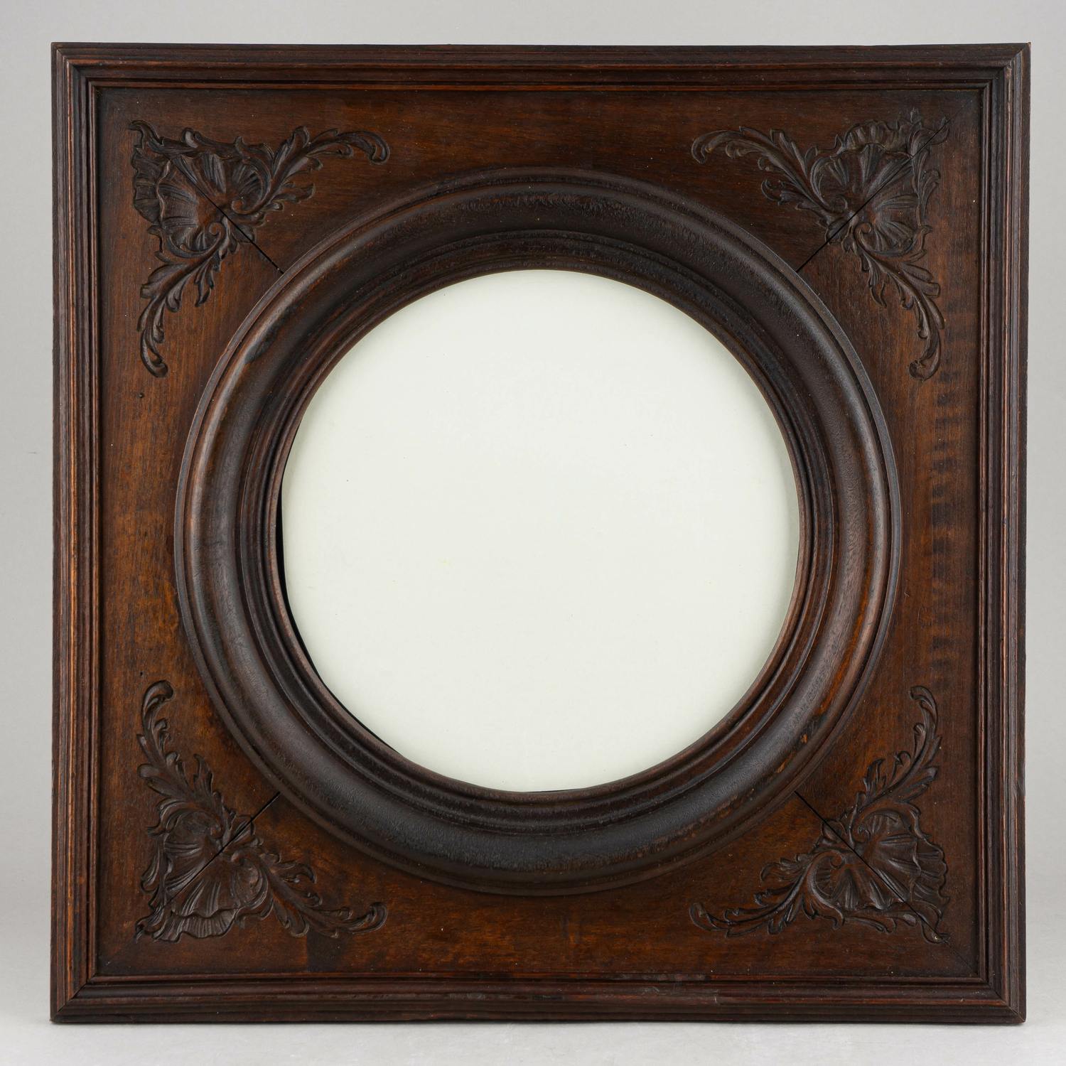 Рама с резным декором.
Россия, конец XIX – начало XX века.