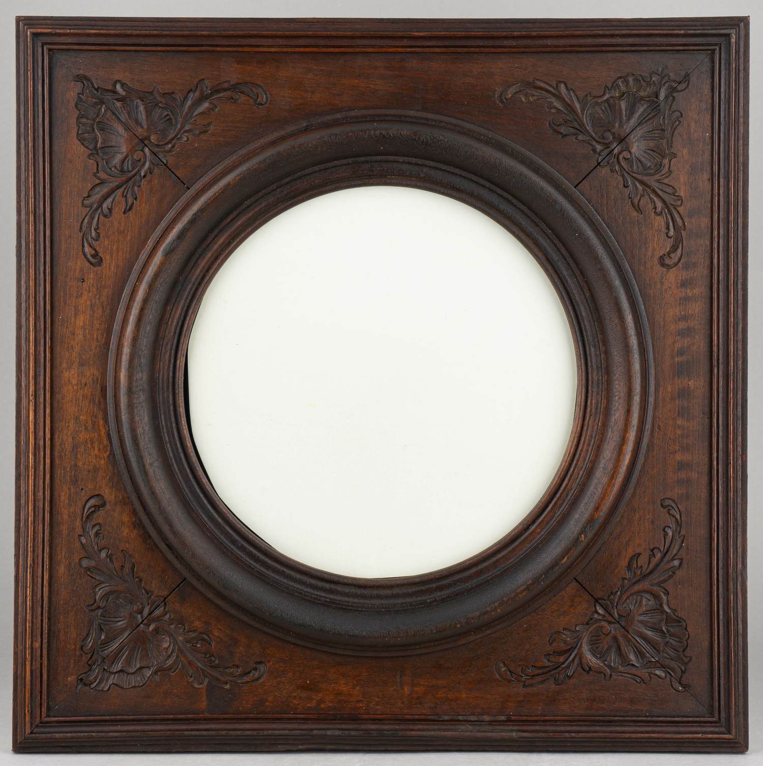 Рама с резным декором.
Россия, конец XIX – начало XX века.