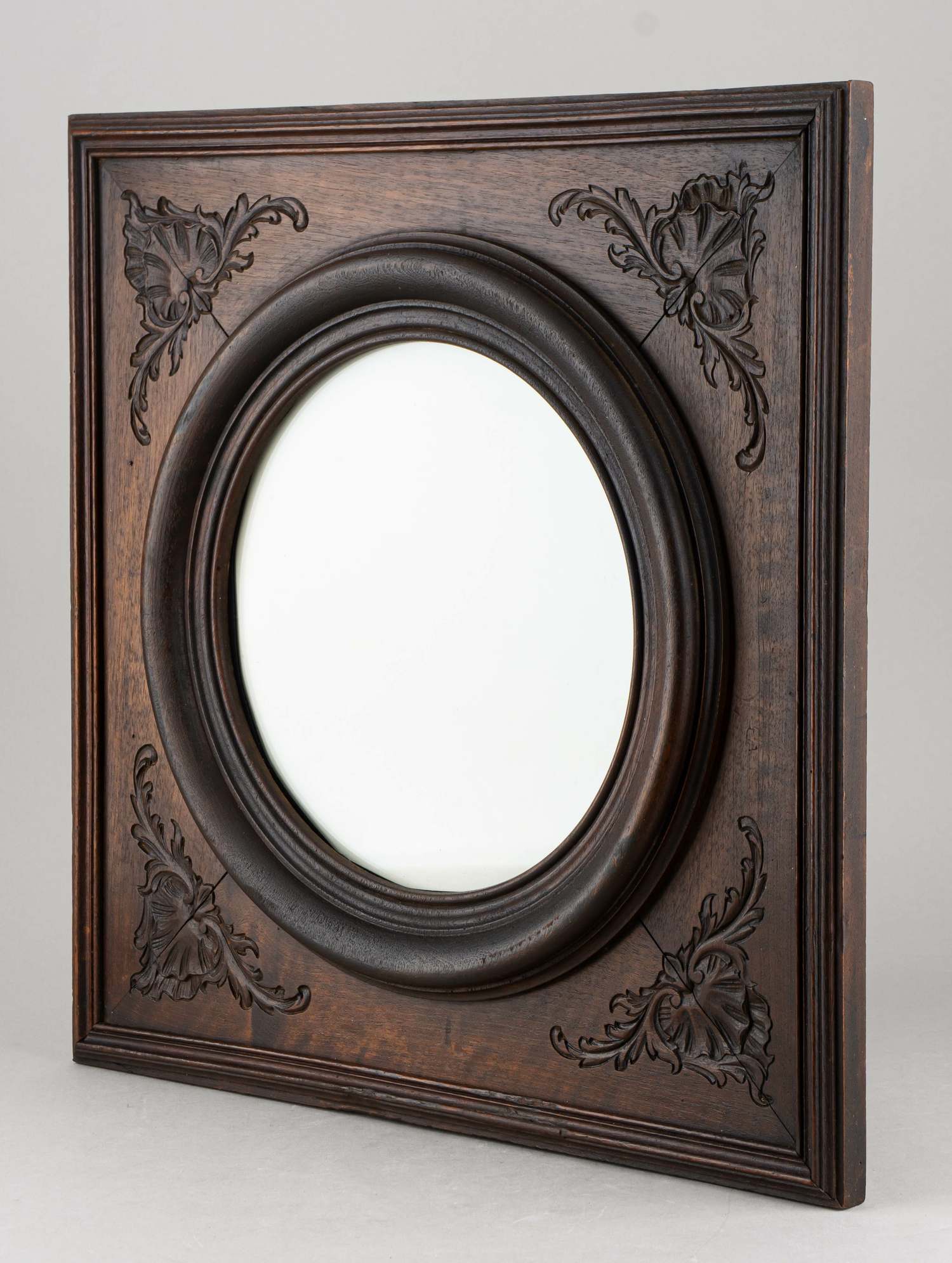 Рама с резным декором.
Россия, конец XIX – начало XX века.