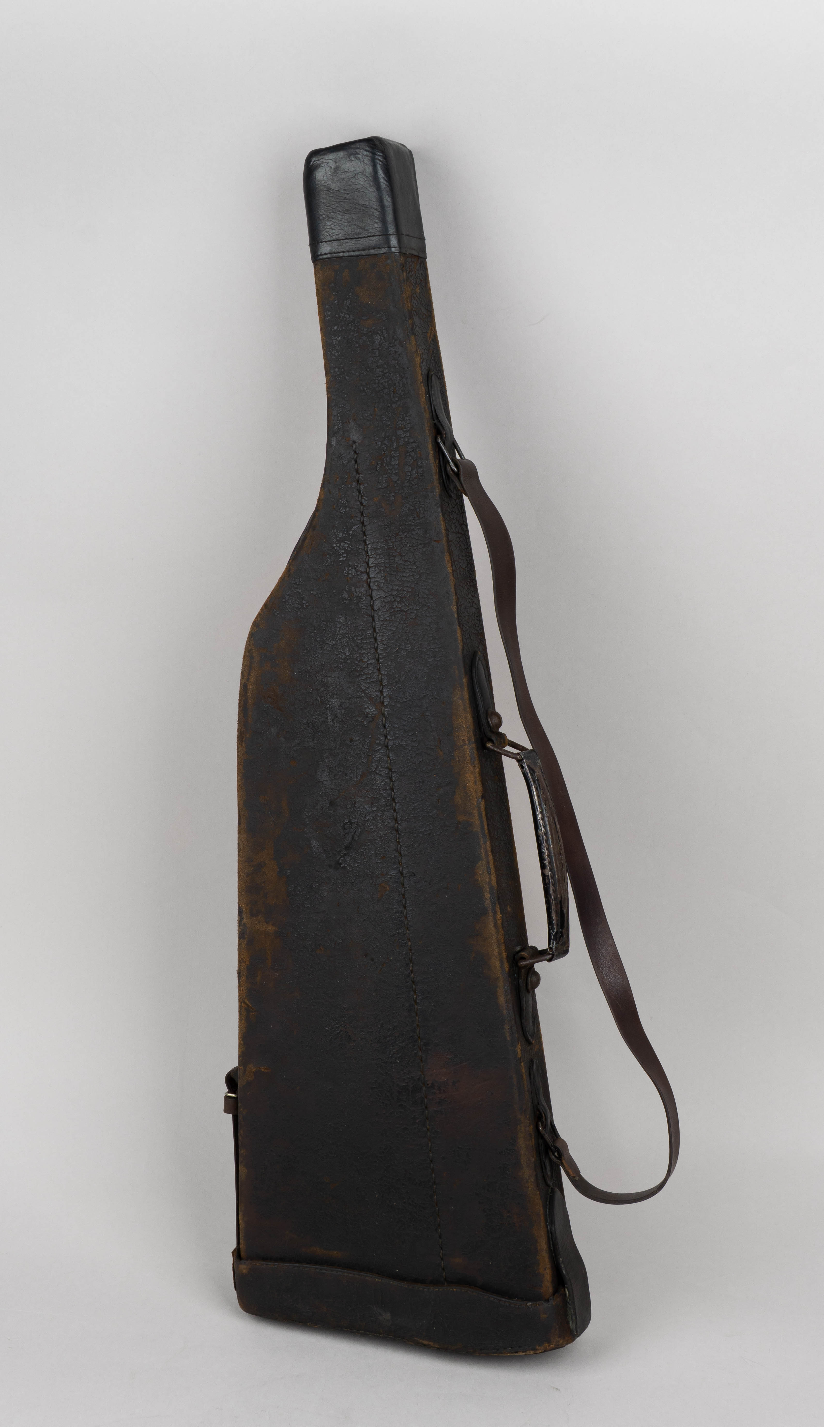 Кофр для охотничьего ружья. Россия, Санкт-Петербургское Т-во Оружейной торговли Н.Бочаговъ и С.Картушовъ, начало XX века.