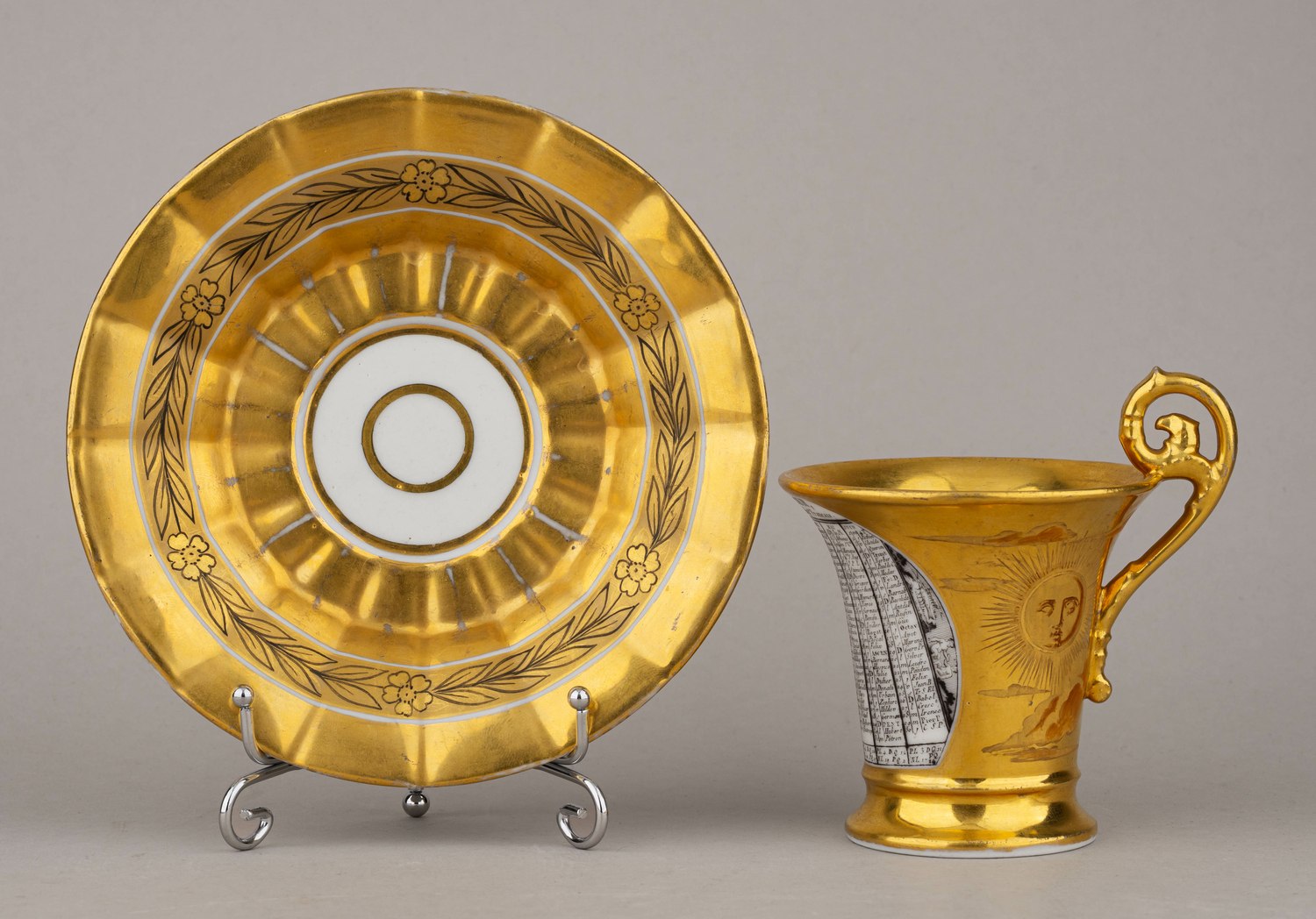 (Календарь на 1814 ) Чашка с блюдцем с изображением календаря на 1814 год (с января по июнь), солнца и луны. 
Франция, 1813 год.