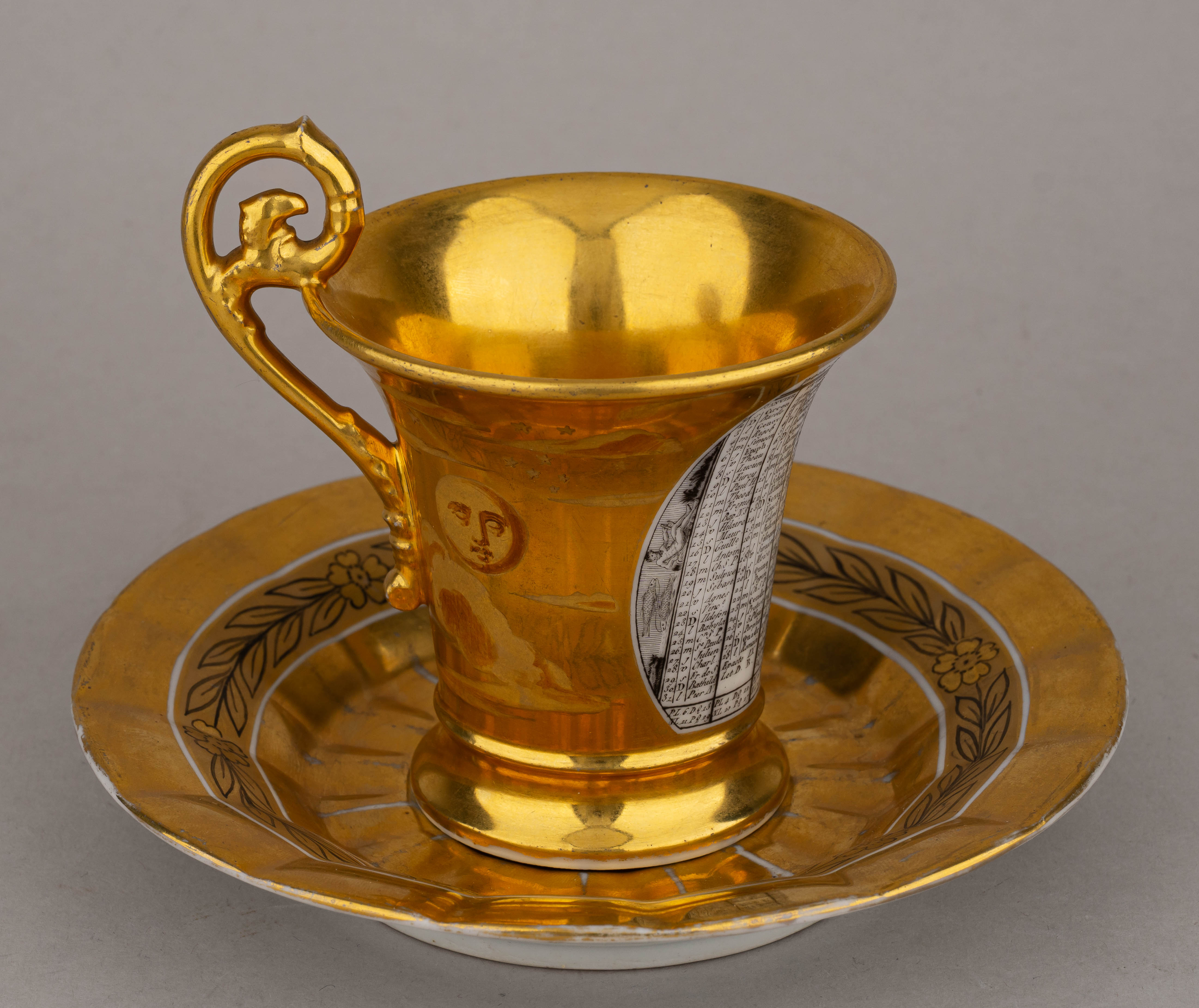 (Календарь на 1814 ) Чашка с блюдцем с изображением календаря на 1814 год (с января по июнь), солнца и луны. 
Франция, 1813 год.