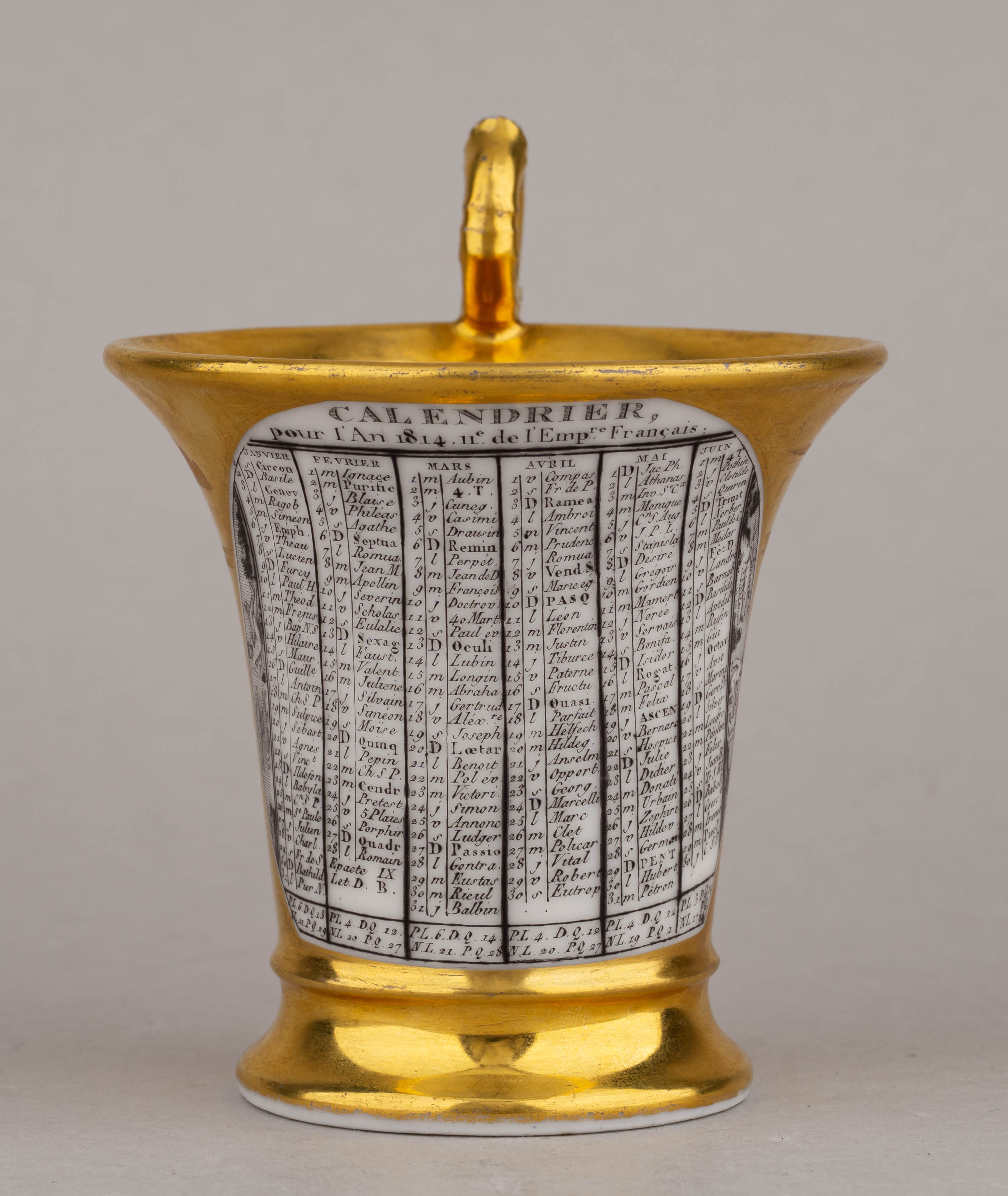 (Календарь на 1814 ) Чашка с блюдцем с изображением календаря на 1814 год (с января по июнь), солнца и луны. 
Франция, 1813 год.