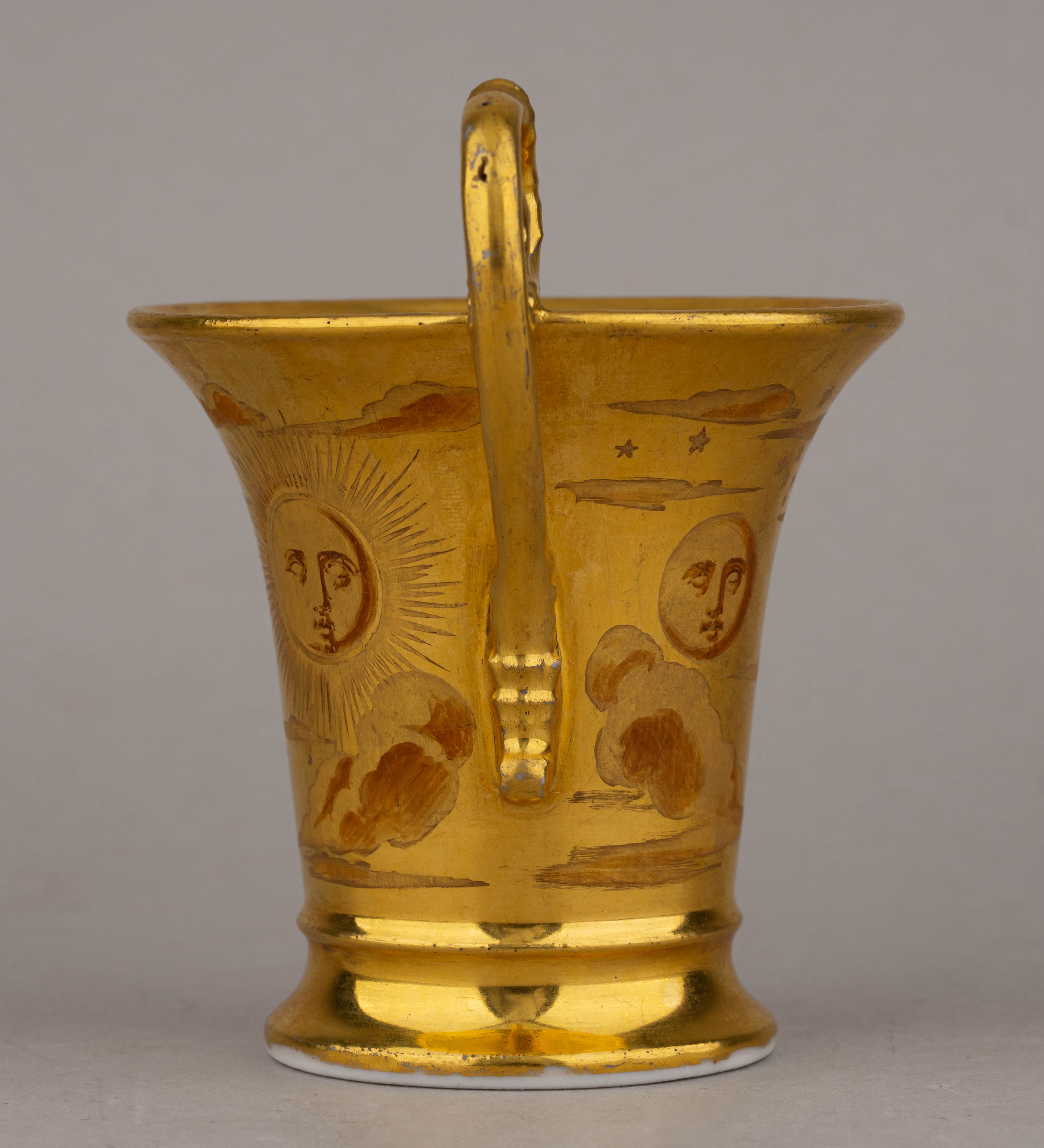 (Календарь на 1814 ) Чашка с блюдцем с изображением календаря на 1814 год (с января по июнь), солнца и луны. 
Франция, 1813 год.