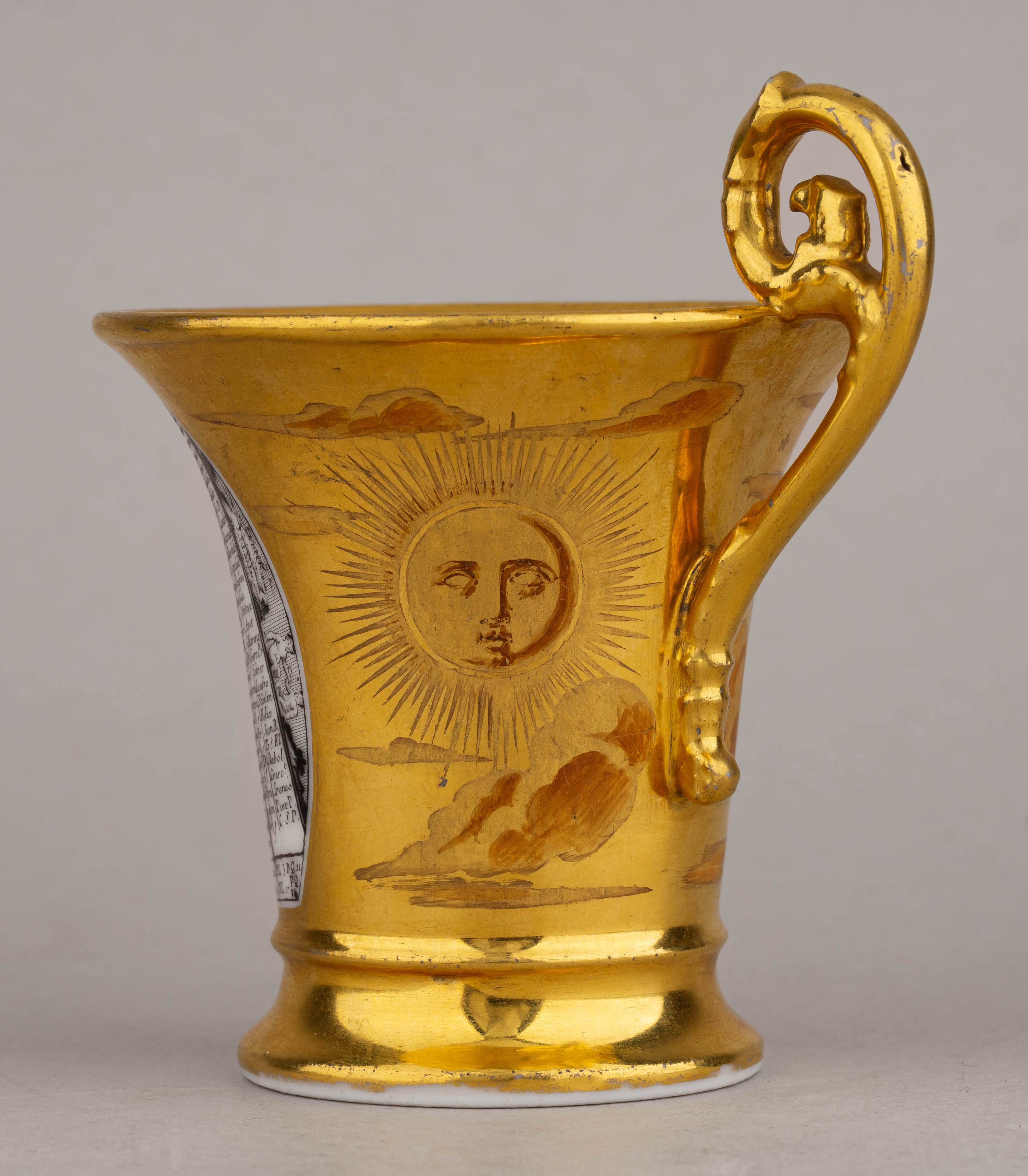 (Календарь на 1814 ) Чашка с блюдцем с изображением календаря на 1814 год (с января по июнь), солнца и луны. 
Франция, 1813 год.