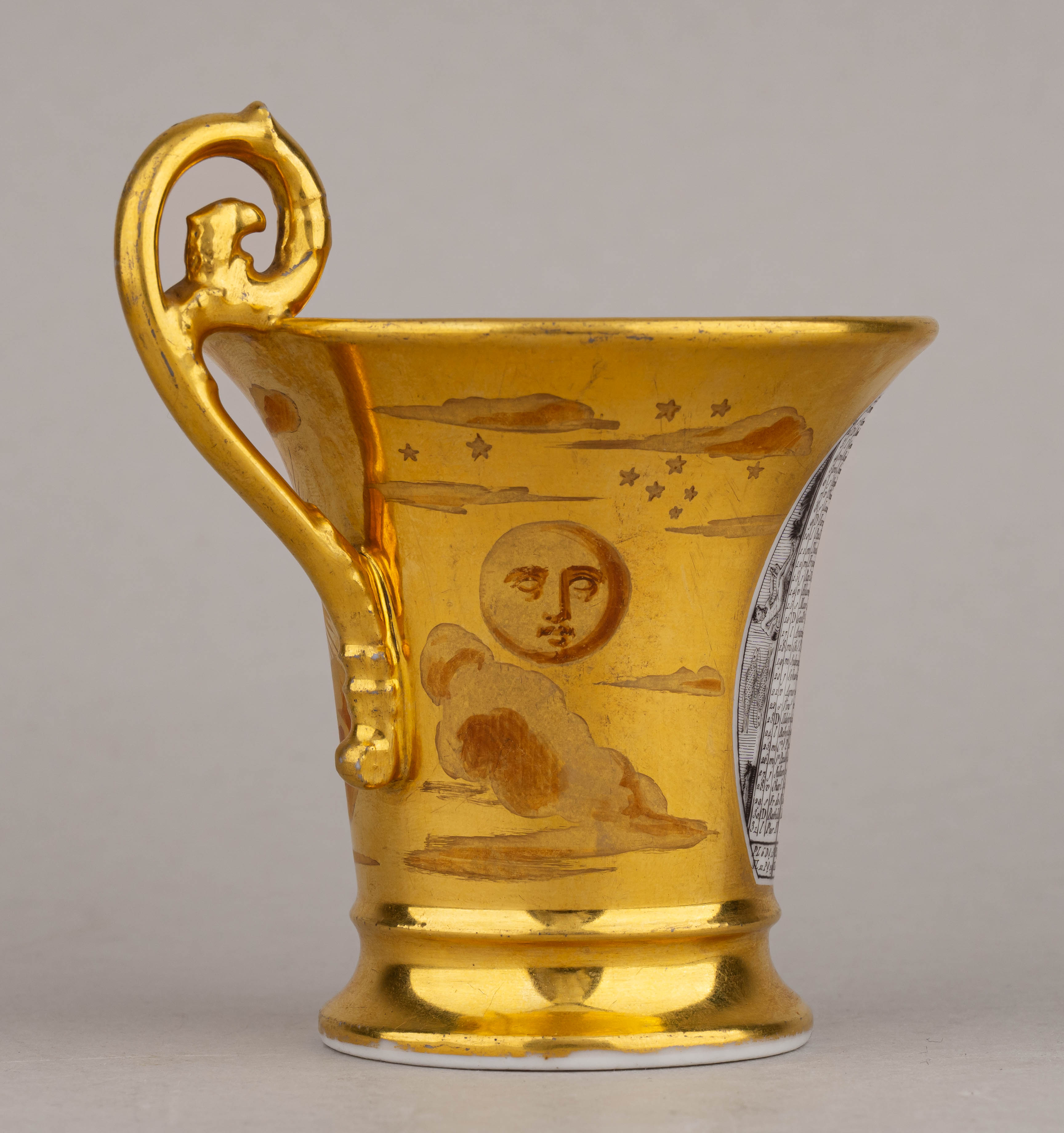 (Календарь на 1814 ) Чашка с блюдцем с изображением календаря на 1814 год (с января по июнь), солнца и луны. 
Франция, 1813 год.